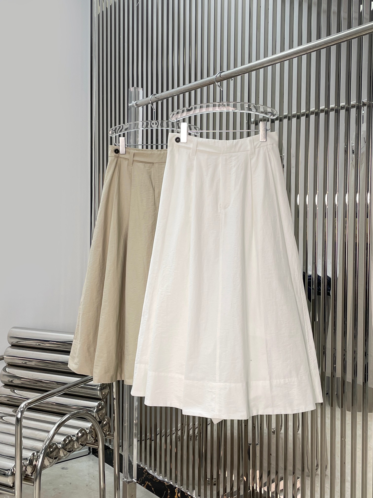 NO:878549,[Love] New style [Love]!  The latest BC 26NEW elegant buckle-embellished beaded A-line long skirt. Color white, khaki. Size XS SML.,,skirts,19860909[爱心]新款[爱心]！最新BC 26NEW 气质搭扣镶珠A字长半裙.颜色白、卡其.尺码XS SML.,,skirts,,Women's clothing