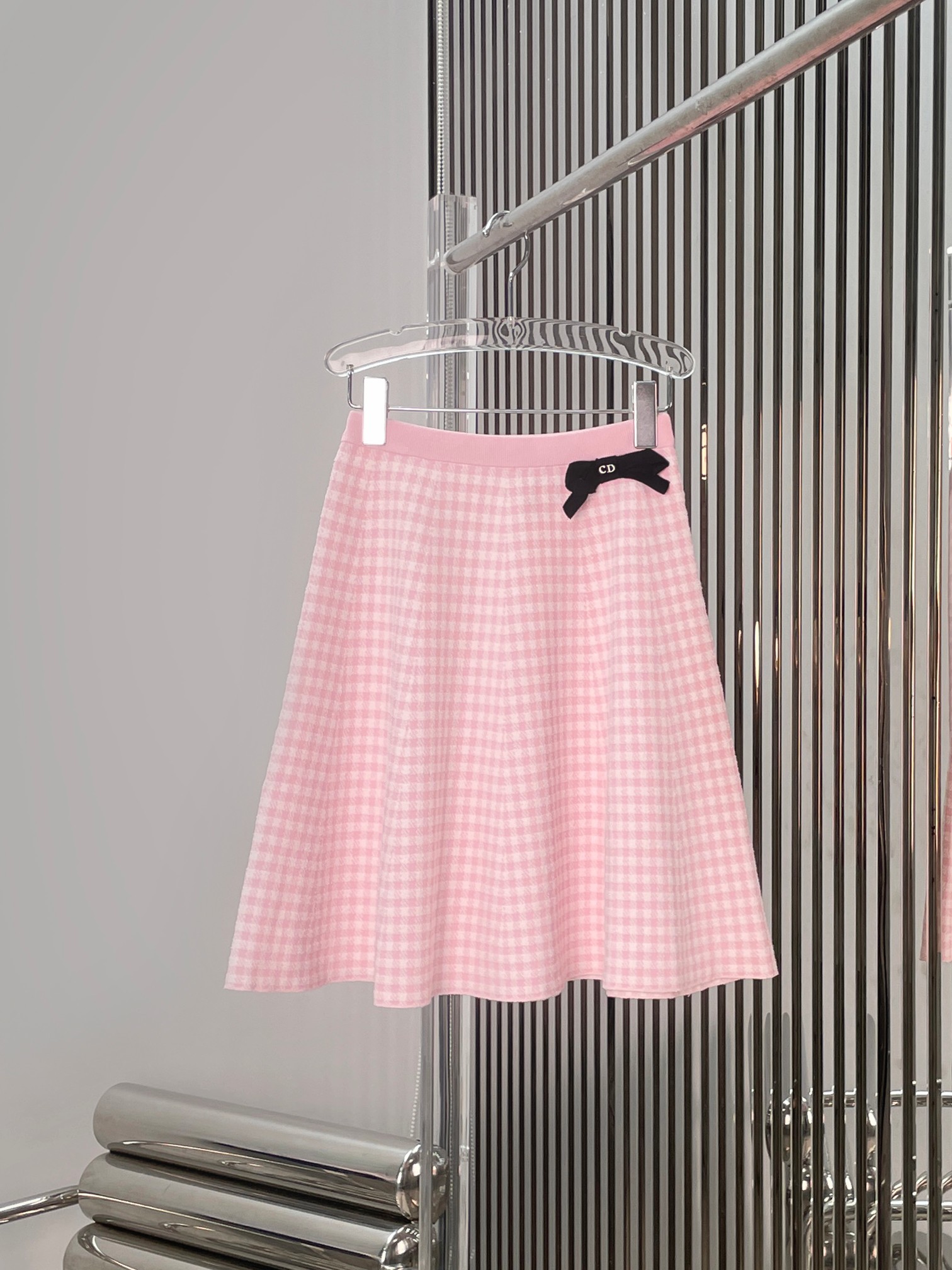 NO:877932,[Love] New style [Love]!  The latest D 26NEW bow decorated houndstooth pattern short-sleeved top and skirt suit, top + skirt. Size SML.,,skirts,T-shirt,19860909[爱心]新款[爱心]！最新D 26NEW 蝴蝶结装饰千鸟格纹短袖上衣半裙套装,上衣+半裙.尺码SML.,,skirts,T-shirt,,Women's clothing