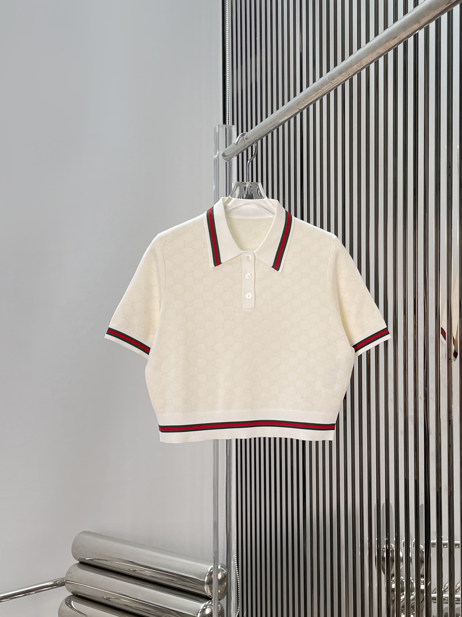 NO:878553,[Love] New style [Love]!  The latest GU 26NEW classic contrast striped polo collar short-sleeved knitted top. Size SML.,,T-shirt,19860909[爱心]新款[爱心]！最新GU 26NEW 经典撞色条纹polo领短袖针织上衣.尺码SML.,,T-shirt,,Women's clothing