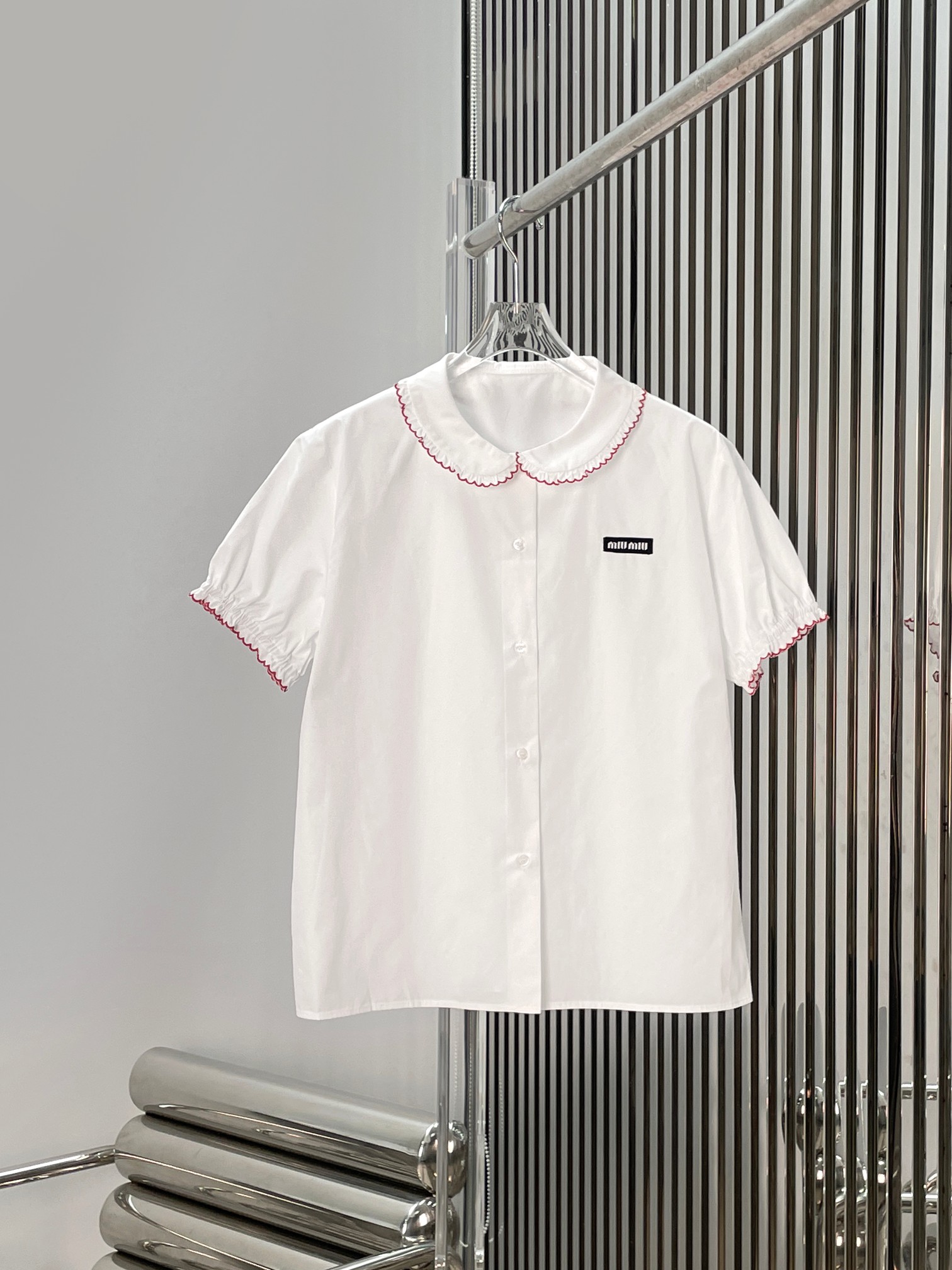 NO:885301,[Love] New style [Love]! The latest MIU 26NEW logo letters contrasting color doll collar short-sleeved shirt. Size XS SML.,,miumiu,shirts,T-shirt,19860909[爱心]新款[爱心]!最新MIU 26NEW logo字母撞色娃娃领短袖衬衫.尺码XS SML.,,miumiu,shirts,T-shirt,,Women's clothing
