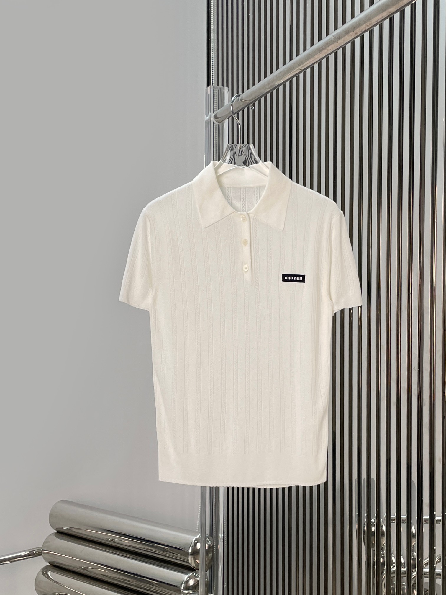 NO:885291,[Love] New style [Love]! The latest MIU 26NEW letter logo patch hollow short-sleeved knitted polo shirt. Size SML.,,miumiu,T-shirt,19860909[爱心]新款[爱心]!最新MIU 26NEW 字母徽标贴饰镂空短袖针织polo衫.尺码SML.,,miumiu,T-shirt,,Women's clothing