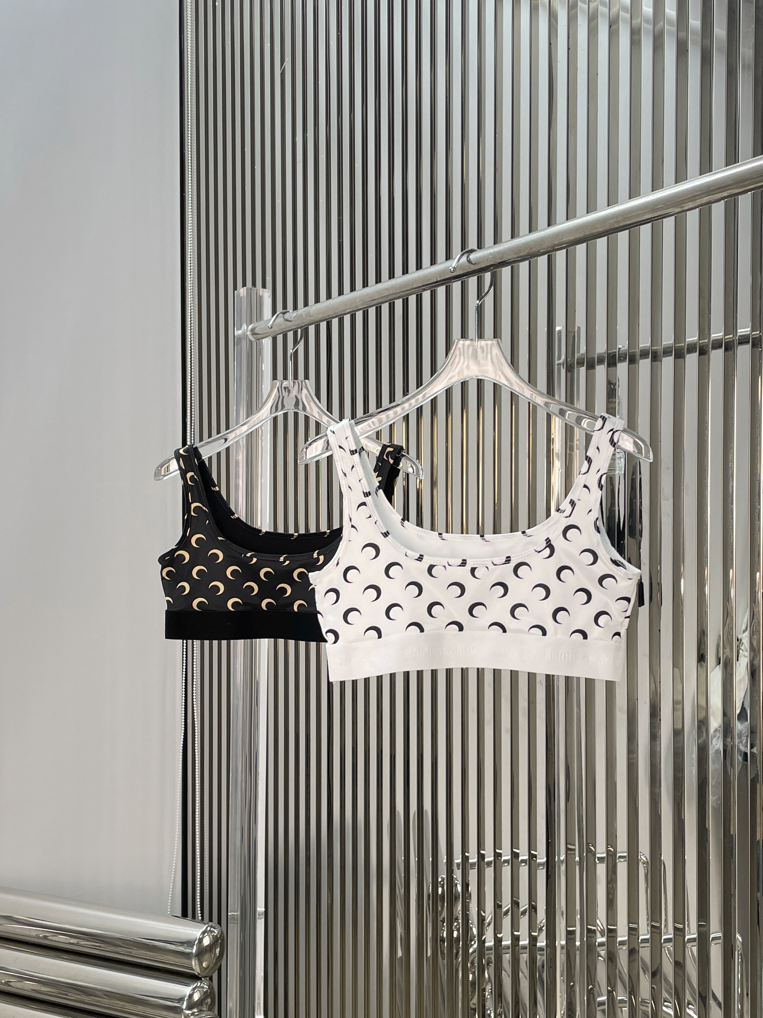 NO:885261,[Love] New style [Love]!  The latest MARINE 26NEW small moon print short inner vest. Color black and white. Size XS SML.,,19860909[爱心]新款[爱心]！最新MARINE 26NEW 小月亮印花短款内搭背心.颜色黑、白.尺码XS SML.,,,Women's clothing
