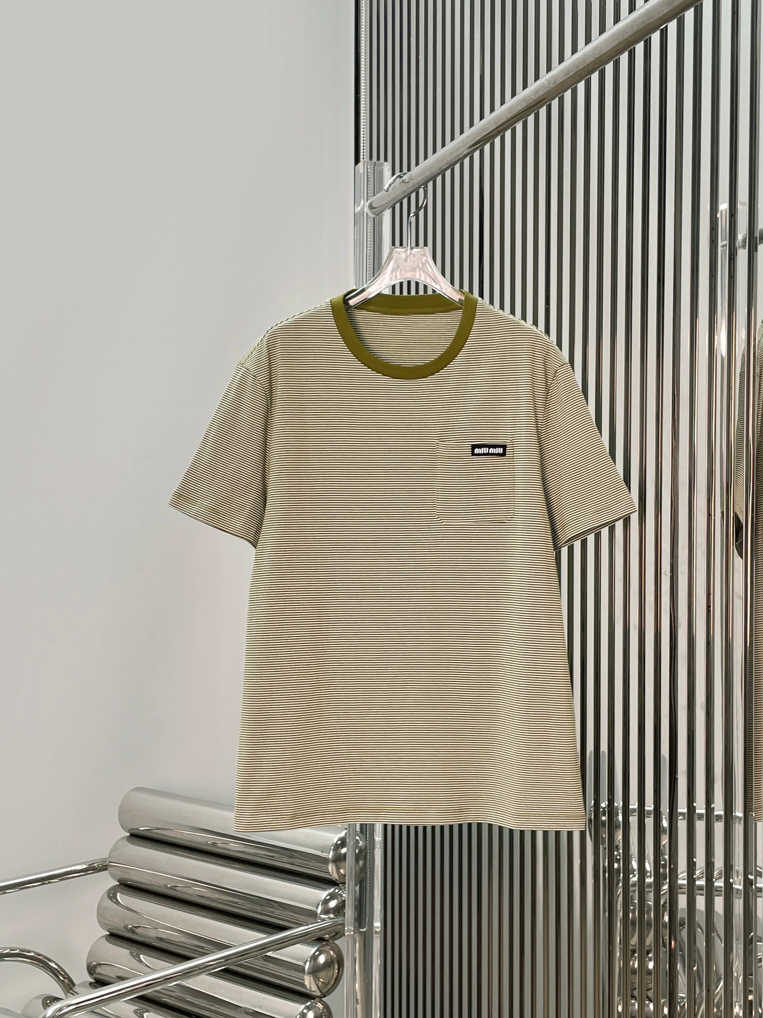 NO:885281,[Love] New style [Love]! The latest MIU 26NEW college style contrasting pinstripe short-sleeved T-shirt. Size XS SML.,,miumiu,T-shirt,tees,t-shirt,19860909[爱心]新款[爱心]!最新MIU 26NEW 学院风撞色细条纹短袖T恤.尺码XS SML.,,miumiu,T-shirt,tees，t-shirt,,Women's clothing