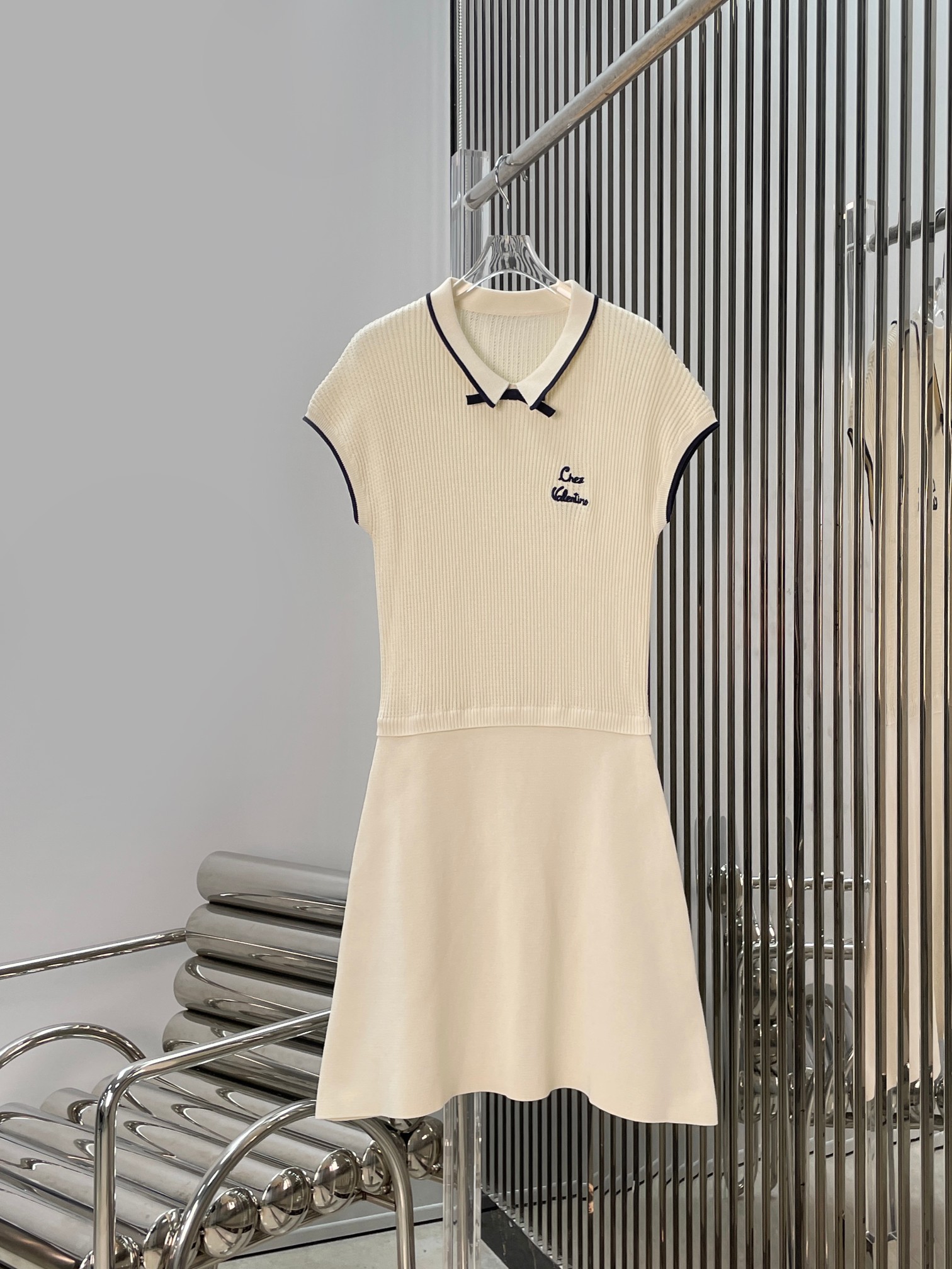 NO:886687,[Love] New style [Love]!  The latest VA 26NEW bow lapel college style knitted dress. Size SML.,,skirts,19860909[爱心]新款[爱心]！最新VA 26NEW 蝴蝶结翻领学院风针织连衣裙.尺码SML.,,skirts,,Women's clothing