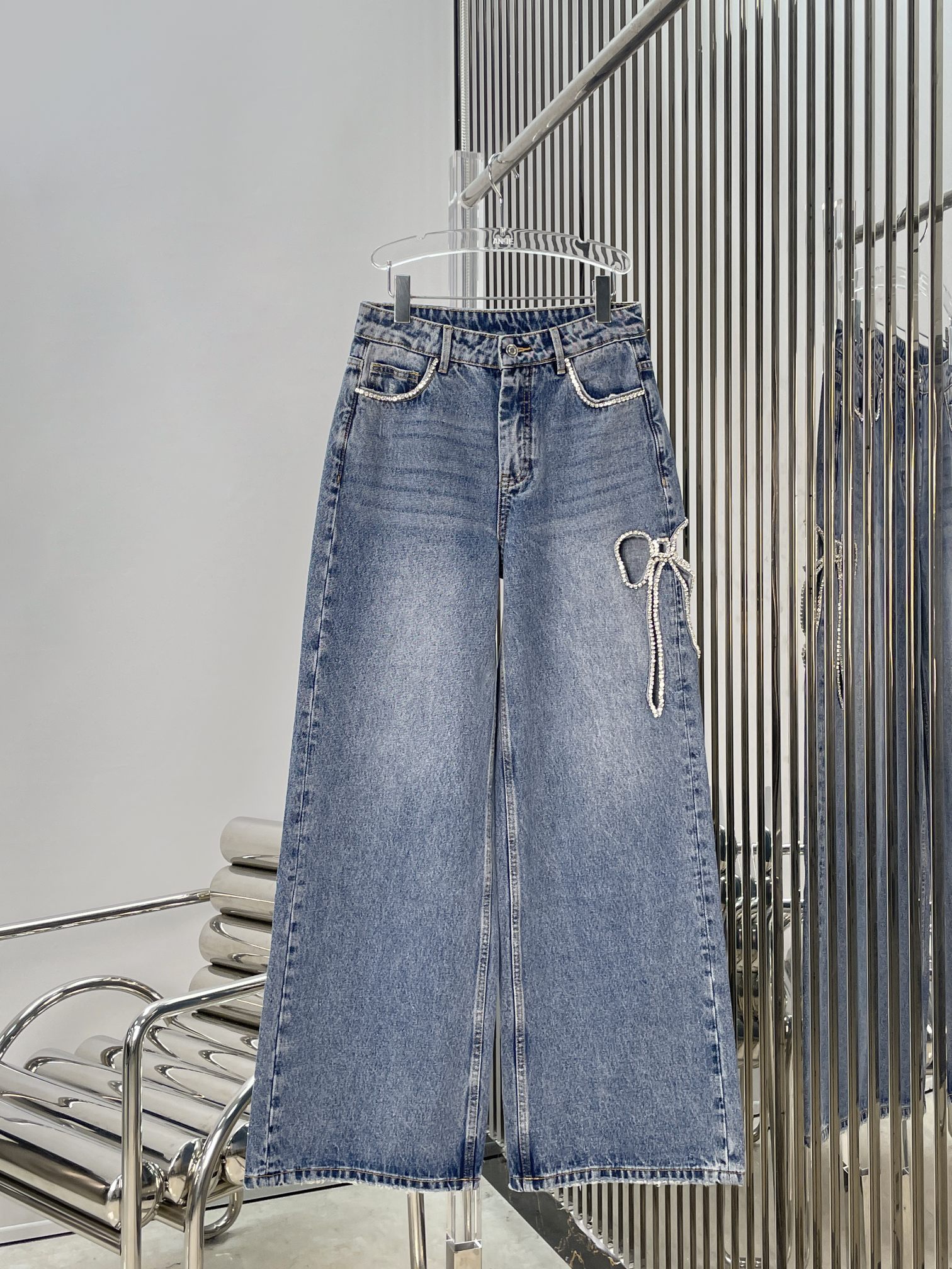 NO:886677,[Love] New style [Love]!  The latest ANN 26NEW bow-knot hollowed-out rhinestoned washed blue denim trousers. Size XS SML.,,19860909[爱心]新款[爱心]！最新ANN 26NEW 蝴蝶结镂空烫钻洗水蓝牛仔长裤.尺码XS SML.,,,Women's clothing