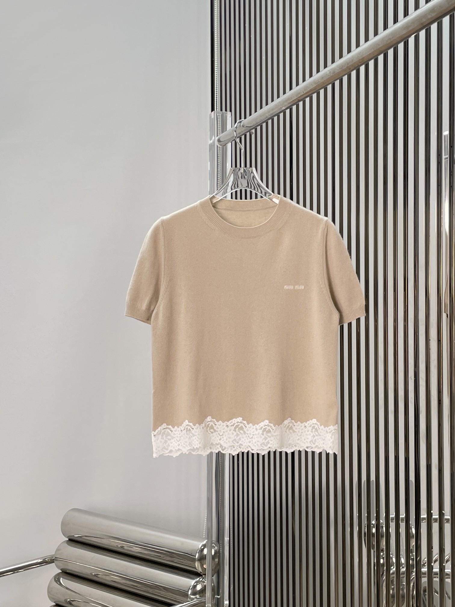 NO:886669,[Love] New style [Love]! The latest MIU 26NEW lace hem round neck short-sleeved sweater. Size SML.,,miumiu,T-shirt,19860909[爱心]新款[爱心]!最新MIU 26NEW 蕾丝拼边衣摆圆领短袖针织衫.尺码SML.,,miumiu,T-shirt,,Women's clothing