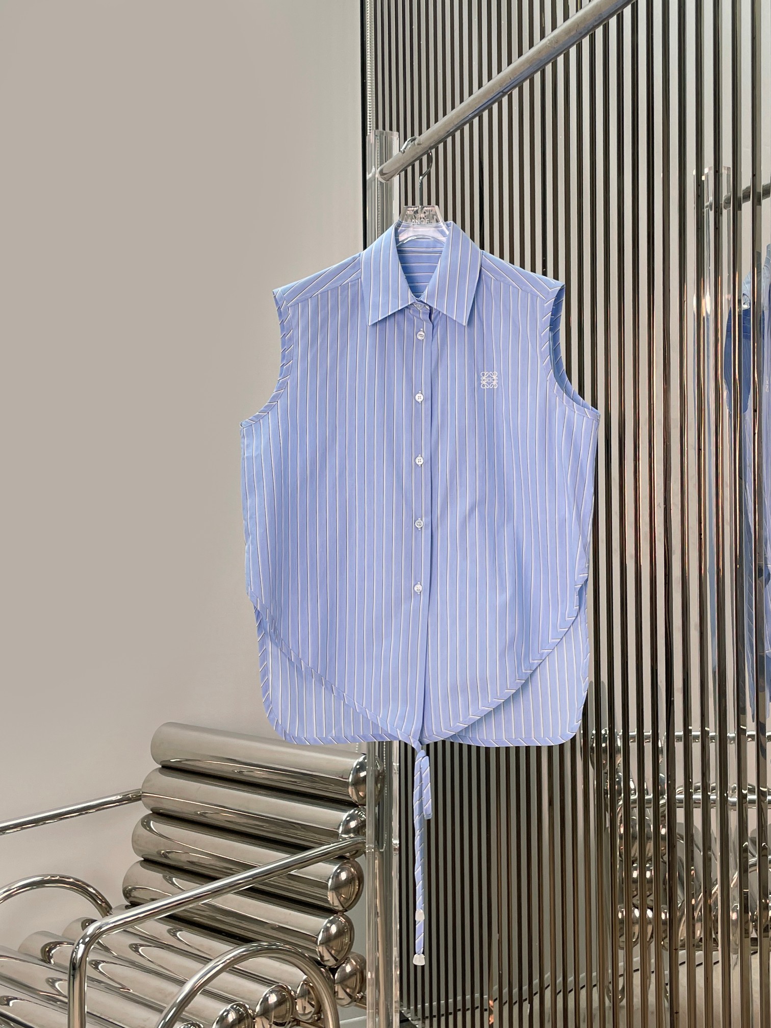 NO:886660,[Love] New style [Love]!  The latest LOE 26NEW curved hem lace-up sleeveless vertical shirt. Size XS SML.,,loewe,shirts,19860909[爱心]新款[爱心]！最新 LOE 26NEW 弧形下摆系带无袖竖纹衬衫.尺码XS SML.,,loewe,shirts,,Women's clothing