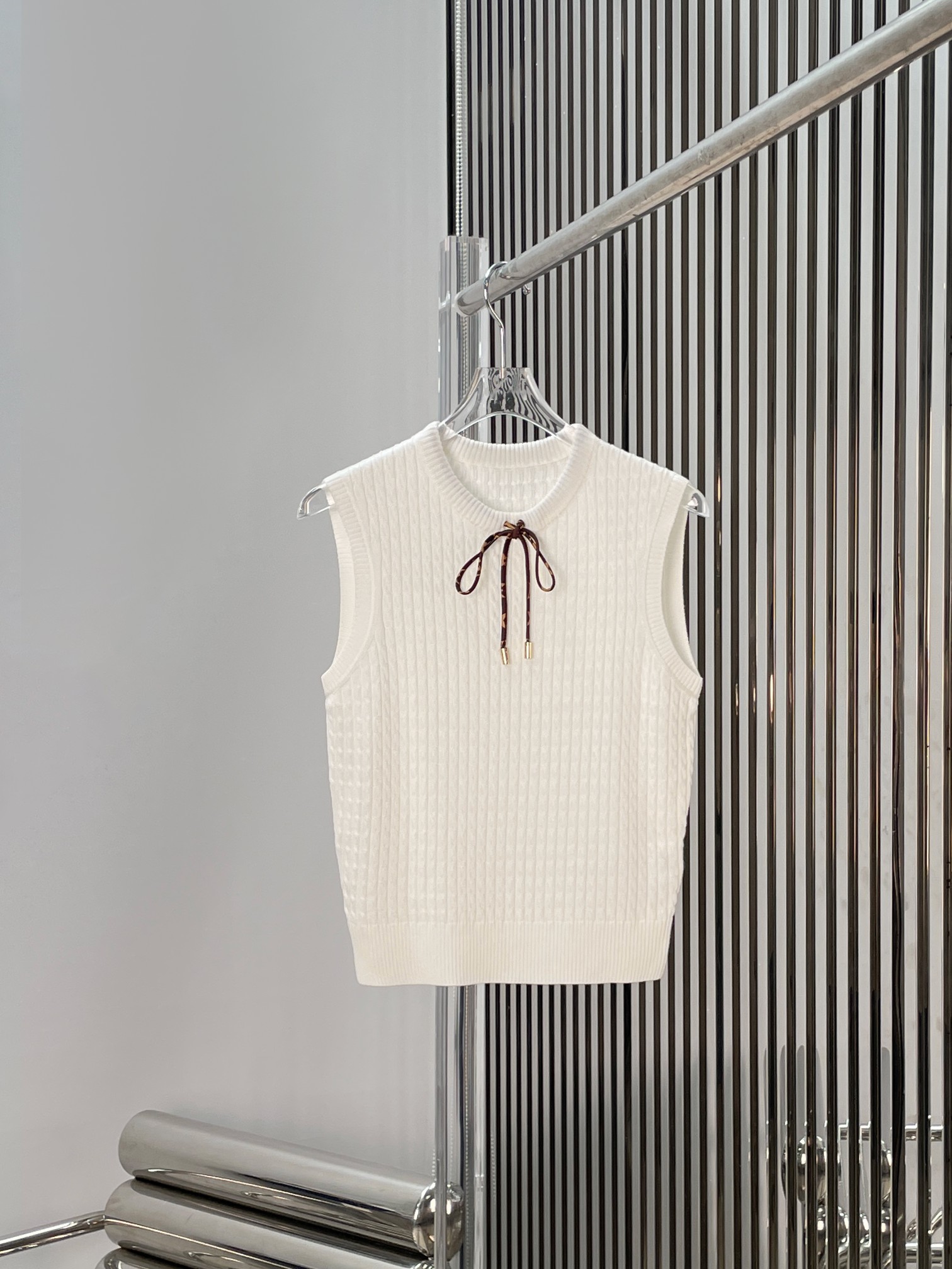 NO:886728,Top [Love] New style [Love]!  The latest LV 26NEW neckline sleeveless knitted vest and skirt suit, top + skirt. Size SML.,, louis vuitton, skirts,19860909上衣 [爱心]新款[爱心]！最新LV 26NEW 领口系绳无袖针织背心短裙套装,上衣+短裙.尺码SML.,,louis vuitton,skirts,,Women's clothing