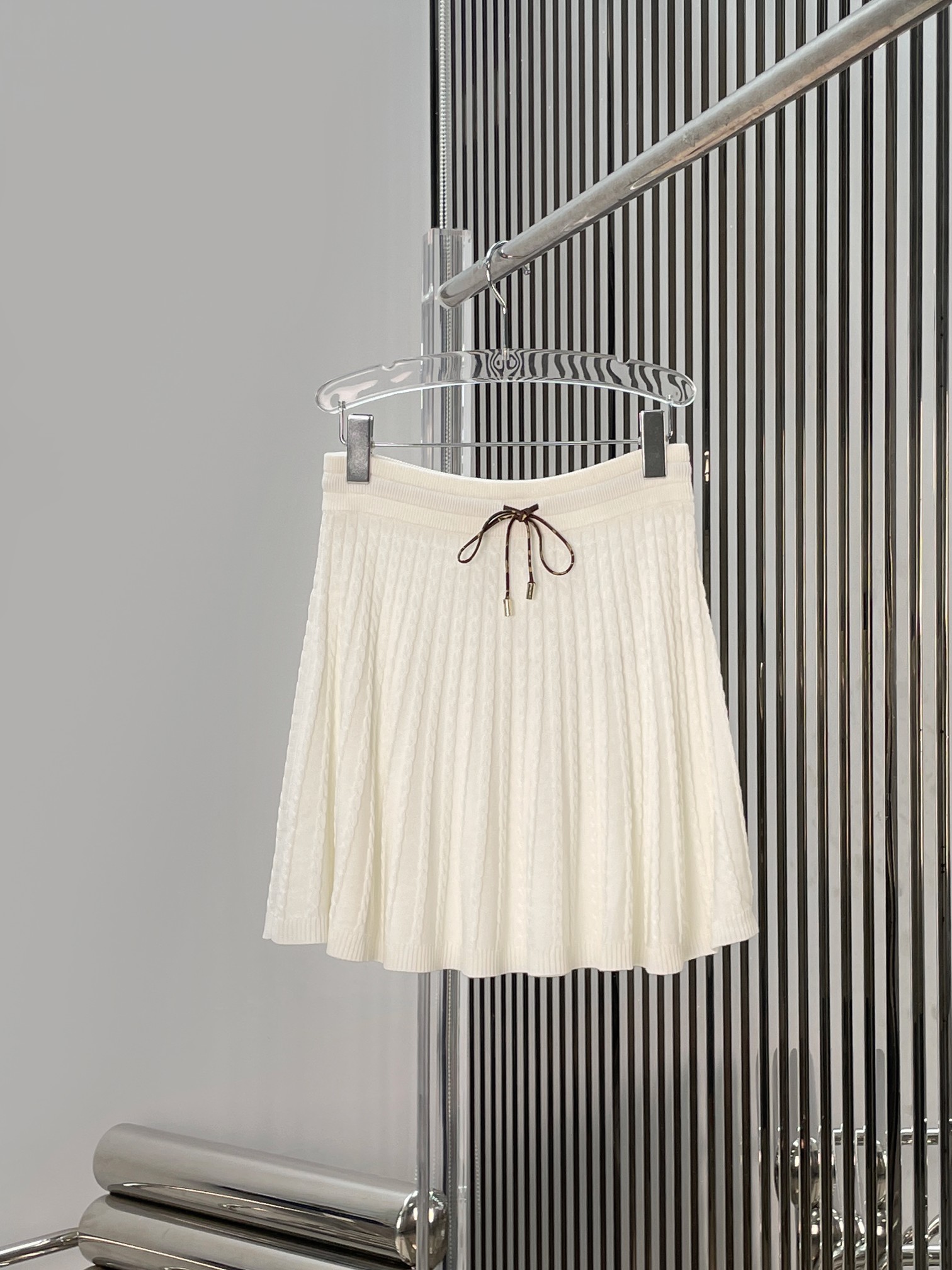 NO:886720,Top, skirt [love] new style [love]!  The latest LV 26NEW neckline sleeveless knitted vest and skirt suit, top + skirt. Size SML.,, louis vuitton, skirts,19860909上衣 半裙[爱心]新款[爱心]！最新LV 26NEW 领口系绳无袖针织背心短裙套装,上衣+短裙.尺码SML.,,louis vuitton,skirts,,Women's clothing