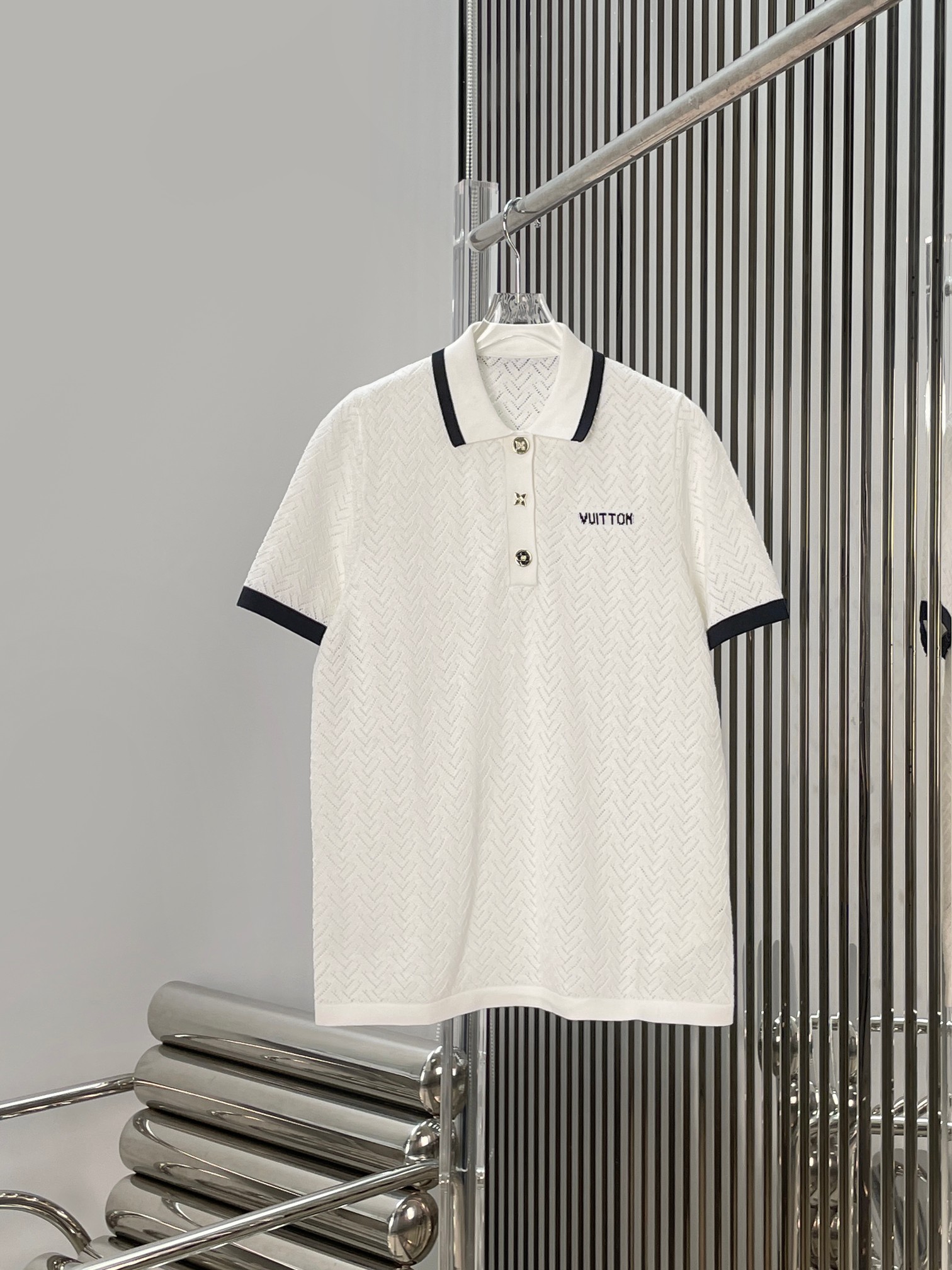 NO:886676,[Love] New style [Love]!  The latest LV 26NEW lapel contrasting edge short-sleeved sweater. Size SML.,, louis vuitton, T-shirt,19860909[爱心]新款[爱心]！最新LV 26NEW 翻领撞色边短袖针织衫.尺码SML.,,louis vuitton,T-shirt,,Women's clothing