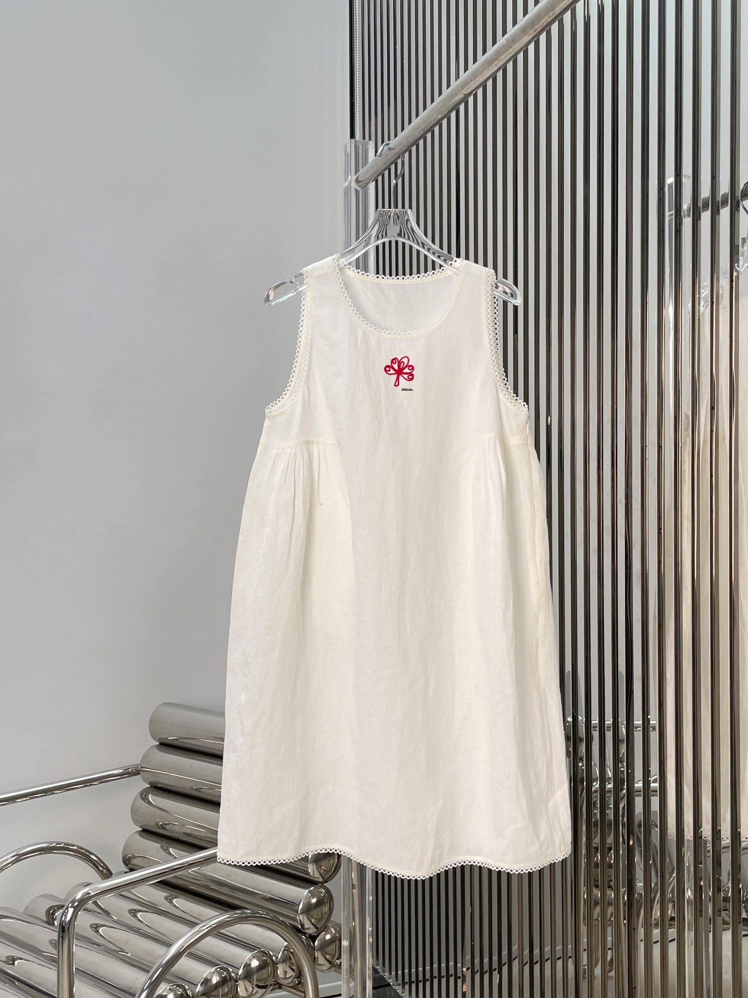 NO:886668,[Love] New style [Love]!  Latest PR 26NEW floral embroidered lace linen sleeveless dress. Size XS SML.,,skirts,19860909[爱心]新款[爱心]！最新PR 26NEW 花卉刺绣蕾丝花边亚麻无袖连衣裙.尺码XS SML.,,skirts,,Women's clothing