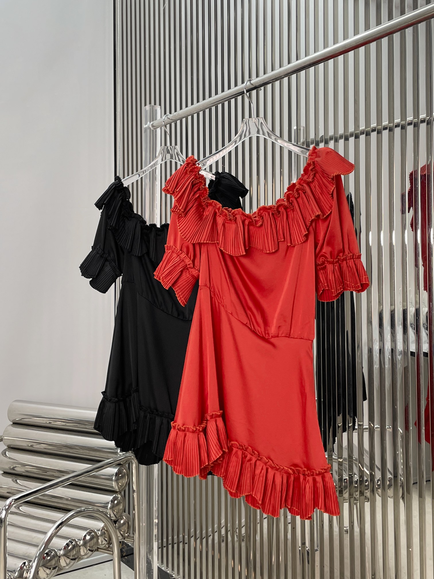 NO:887873,[Love] New style [Love]!  The latest SLP 26NEW ruffled ruffled sloping shoulder dress. Color red, black. Size XS SML.,,loro piana,skirts,19860909[爱心]新款[爱心]！最新SLP 26NEW 褶饰荷叶边气质斜肩连衣裙.颜色红、黑.尺码XS SML.,,loro piana,skirts,,Women's clothing
