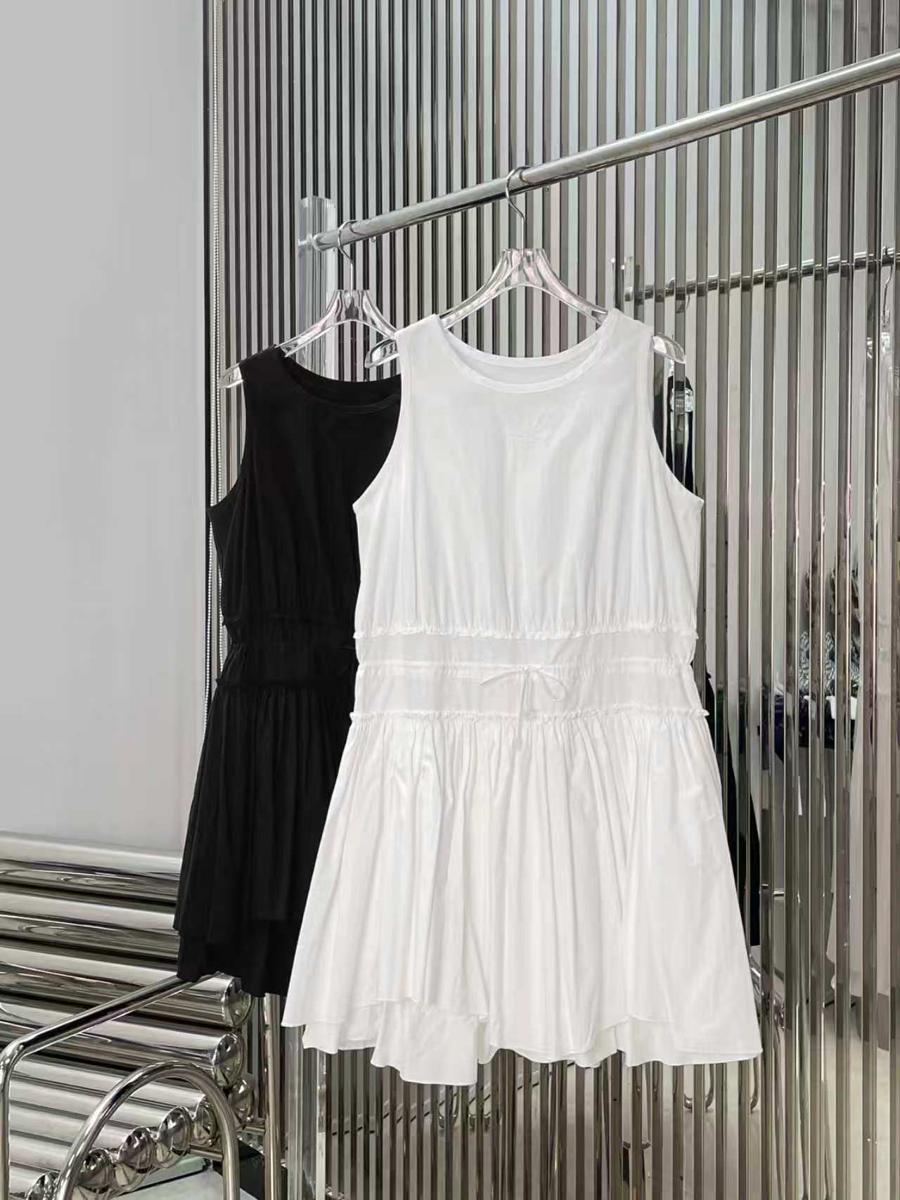 NO:887891,[Love] New style [Love]!  The latest LOE 26NEW three-dimensional pleated design drawstring waist vest dress. Color white, black. Size XS SML.,,loewe,skirts,19860909[爱心]新款[爱心]！最新 LOE 26NEW 立体褶裥设计感抽绳收腰背心连衣裙.颜色白、黑.尺码XS SML.,,loewe,skirts,,Women's clothing