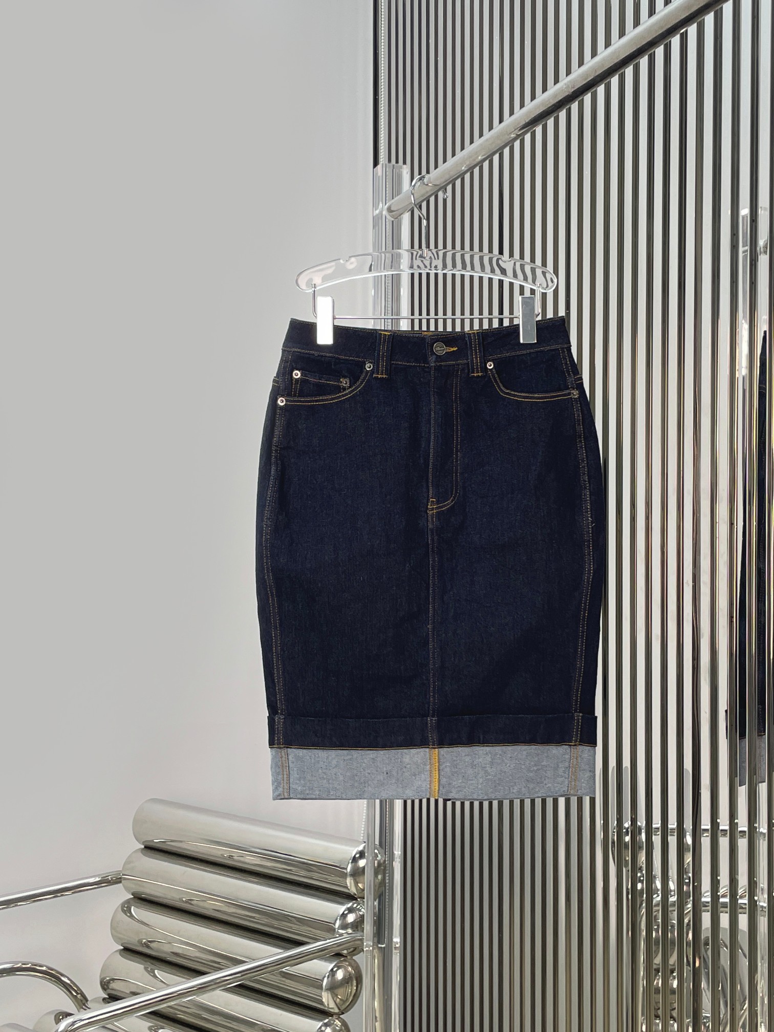 NO:889772,[Love] New style [Love]!  The latest KHAITE 26NEW retro cuffed denim straight skirt. Size XS SML.,,skirts,19860909[爱心]新款[爱心]！最新KHAITE 26NEW 复古翻边裙摆牛仔直筒半裙.尺码XS SML.,,skirts,,Women's clothing