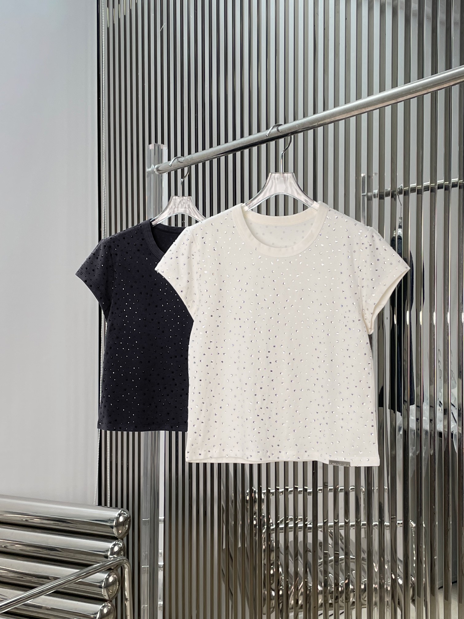 NO:889780,[Love] New style [Love]! The latest AW 26NEW starry diamond round neck T-shirt. Color black, white. Size XS SML.,,tees,t-shirt,19860909[爱心]新款[爱心]!最新AW 26NEW 满天星闪钻圆领T恤.颜色黑、白.尺码XS SML.,,tees，t-shirt,,Women's clothing