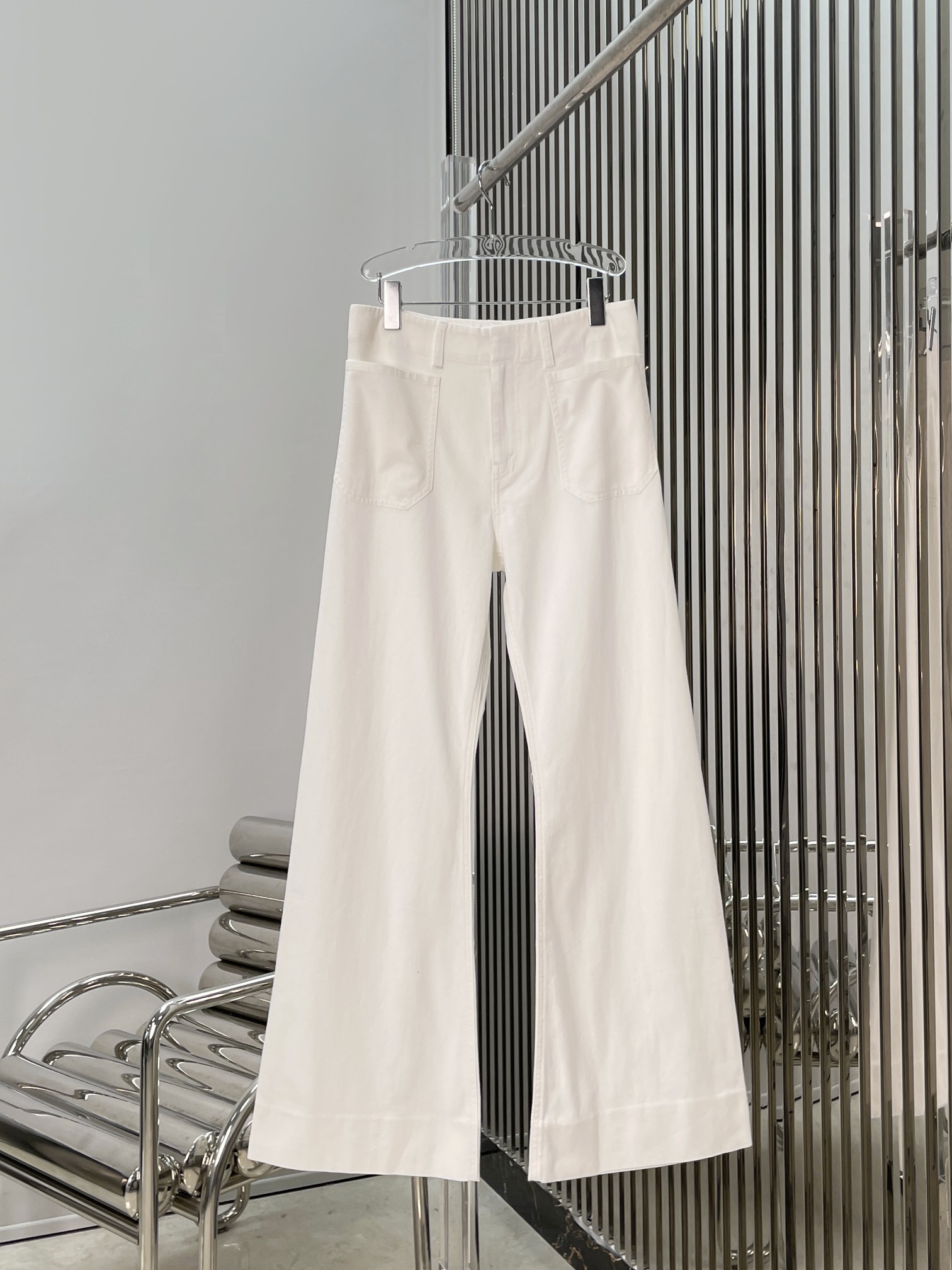 NO:889749,[Love] New style [Love]!  The latest CE 26NEW white jeans with back pocket logo embroidery. Size XS SML.,,jeans,19860909[爱心]新款[爱心]！最新CE 26NEW 后袋徽标刺绣白色牛仔裤.尺码XS SML.,,jeans,,Women's clothing
