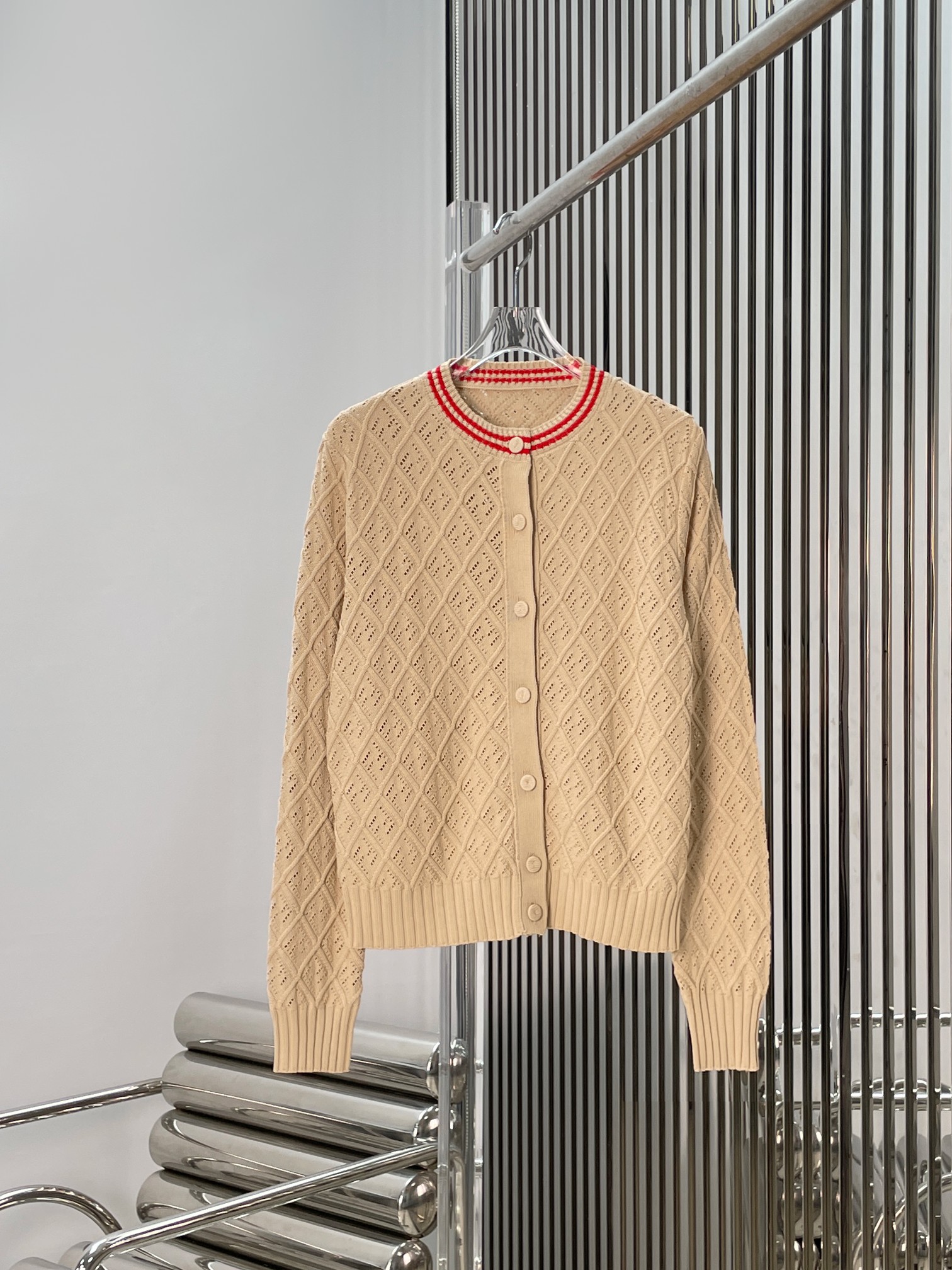 NO:889744,[Love] New style [Love]!  The latest FD 26NEW color-blocked edge hollow knitted cardigan. Size SML.,,19860909[爱心]新款[爱心]！最新FD 26NEW 拼色边镂空针织开衫.尺码SML.,,,Women's clothing
