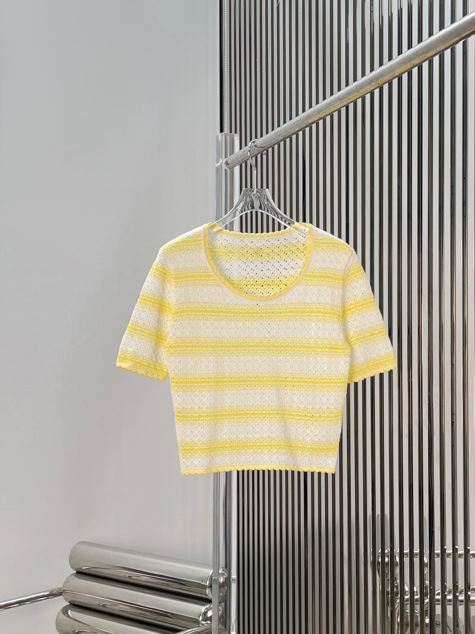 NO:889789,[Love] New style [Love]!  The latest LOE 26NEW contrasting striped hollow round neck knitted top. Size SML.,,loewe,19860909[爱心]新款[爱心]！最新 LOE 26NEW 撞色条纹镂空圆领针织上衣.尺码SML.,,loewe,,Women's clothing