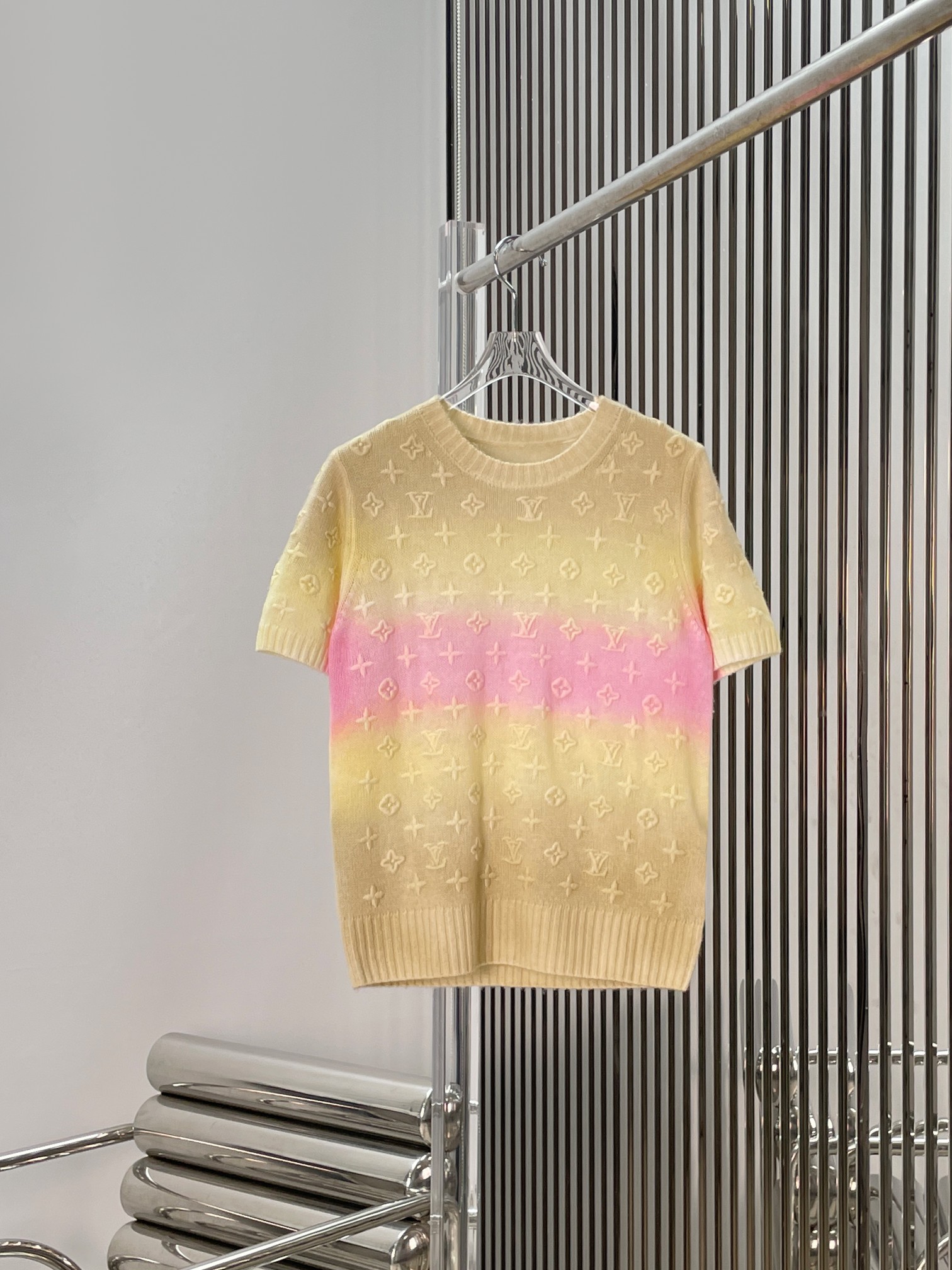 NO:890518,[Love] New style [Love]!  The latest LV 26NEW rainbow gradient 3D embroidered short-sleeved knitted top. Size SML.,,louis vuitton,T-shirt,19860909[爱心]新款[爱心]！最新LV 26NEW 彩虹渐变3D刺绣短袖针织上衣.尺码SML.,,louis vuitton,T-shirt,,Women's clothing