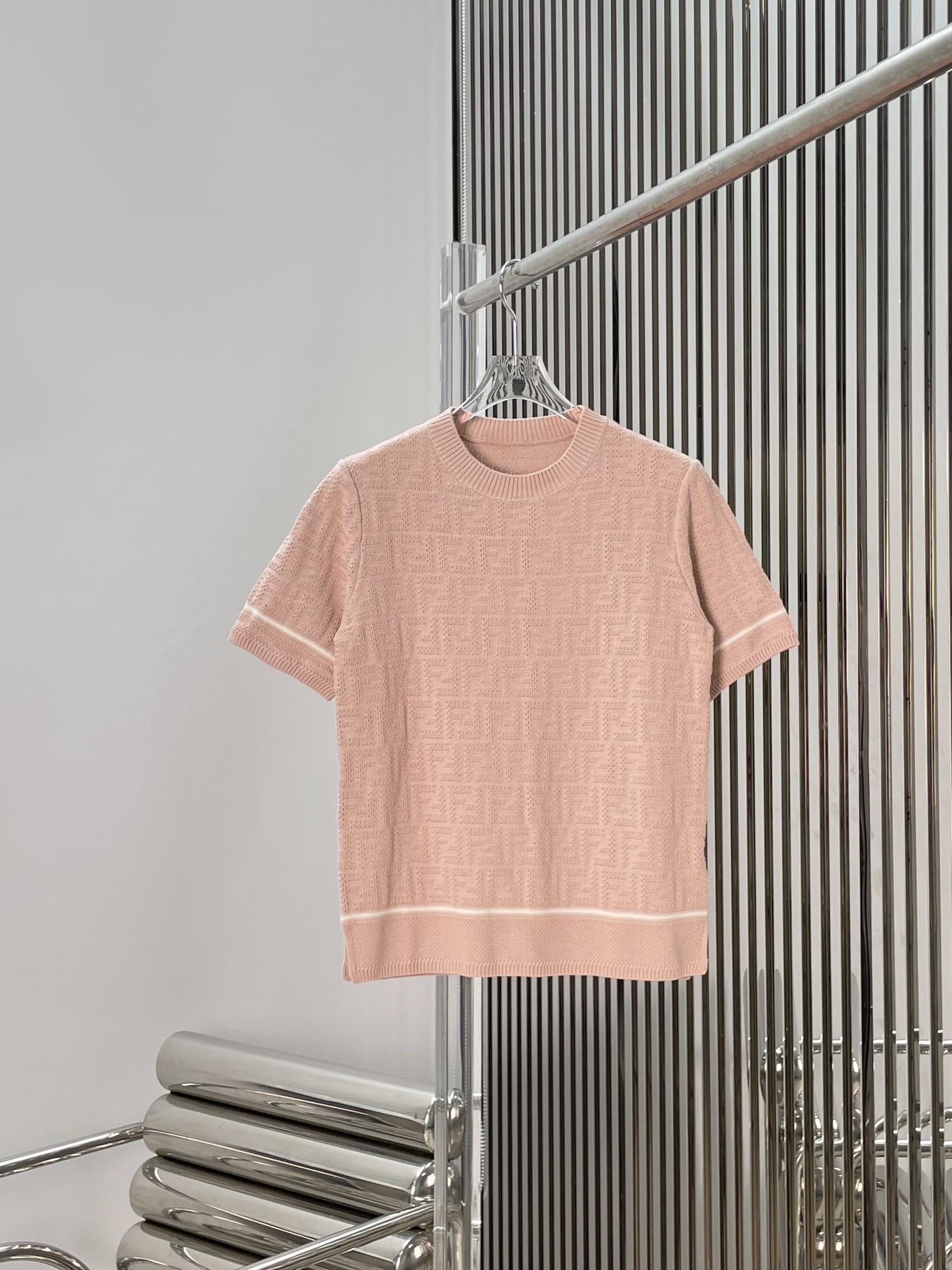 NO:890525,[Love] New style [Love]!  The latest FD 26NEW FF dark pattern color-blocked edge round neck short-sleeved sweater. Size SML.,,T-shirt,19860909[爱心]新款[爱心]！最新FD 26NEW FF暗纹拼色边圆领短袖针织衫.尺码SML.,,T-shirt,,Women's clothing