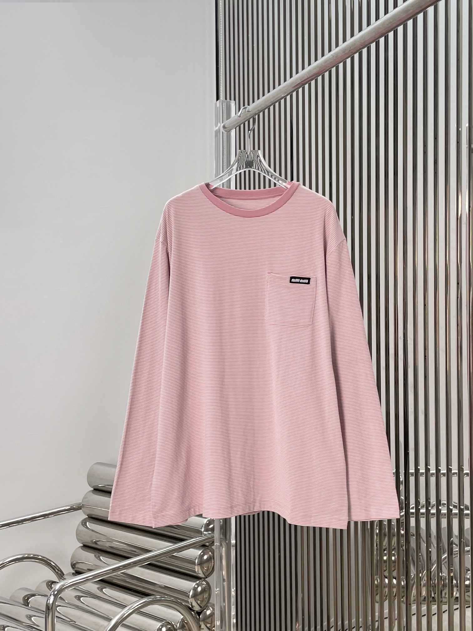 NO:890480,[Love] New style [Love]! The latest MIU 26NEW pocket logo pinstripe round neck long-sleeved T-shirt. Size XS SML.,,miumiu,tees,t-shirt,19860909[爱心]新款[爱心]!最新MIU 26NEW 口袋徽标细条纹圆领长袖T恤.尺码XS SML.,,miumiu,tees，t-shirt,,Women's clothing
