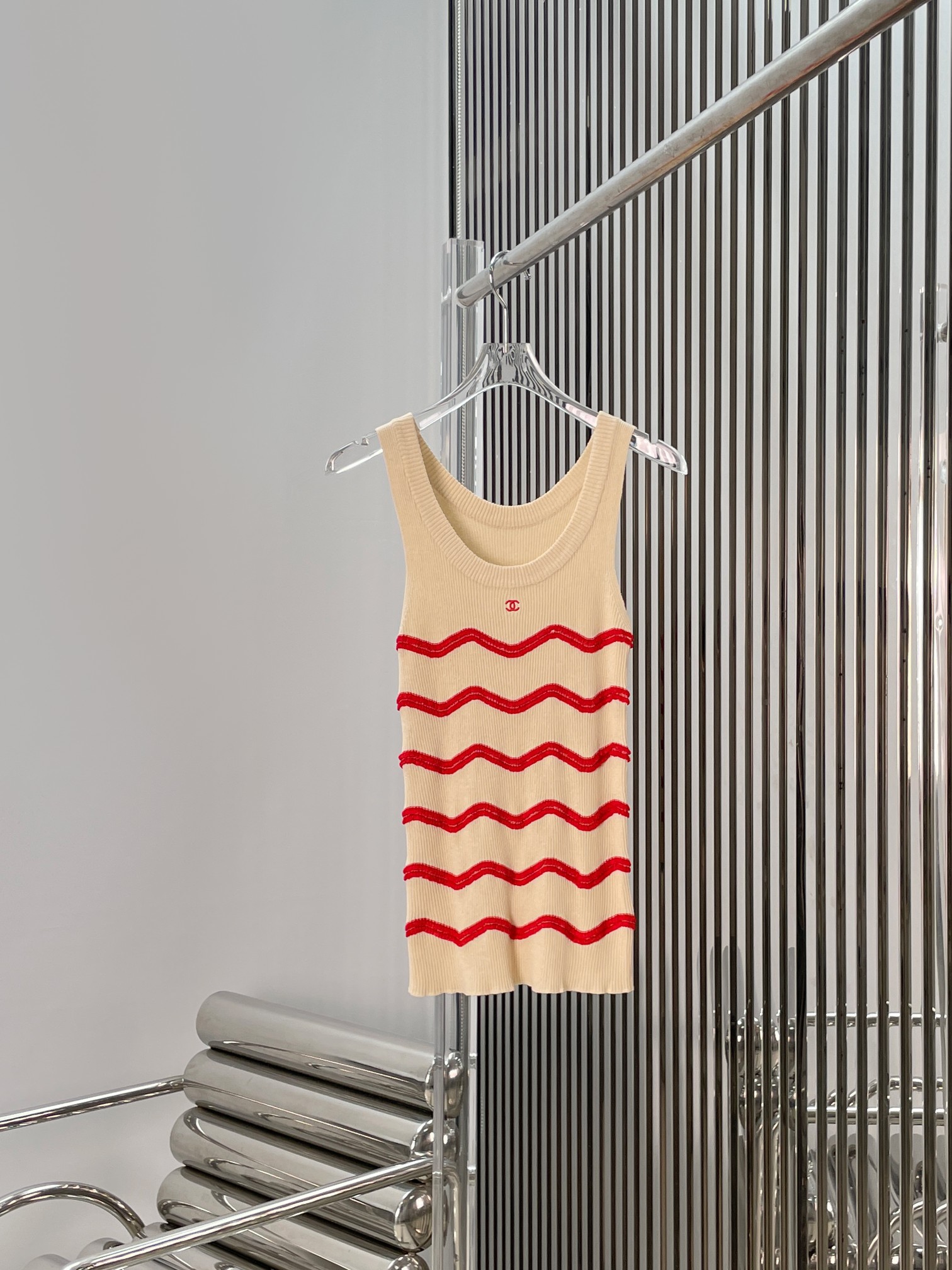 NO:890490,[Love] New style [Love]!  The latest CH 26NEW wavy striped logo embroidered knitted vest top. Size SML.,,19860909[爱心]新款[爱心]！最新CH 26NEW 波浪条纹logo刺绣针织背心上衣.尺码SML.,,,Women's clothing
