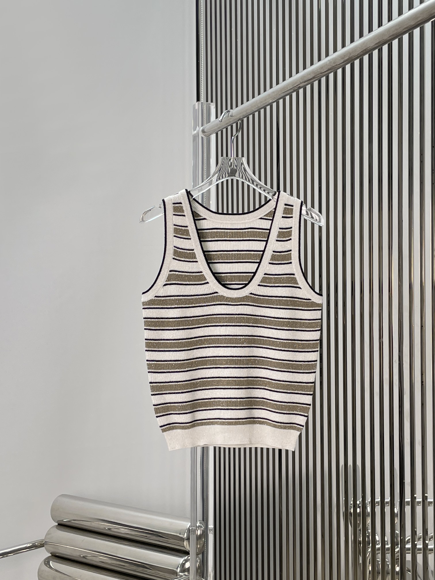 NO:890511,[Love] New style [Love]!  The latest BC 26NEW casual and versatile U-shaped collar striped knitted vest top. Size SML.,,19860909[爱心]新款[爱心]！最新BC 26NEW 休闲百搭U型领条纹针织背心上衣.尺码SML.,,,Women's clothing