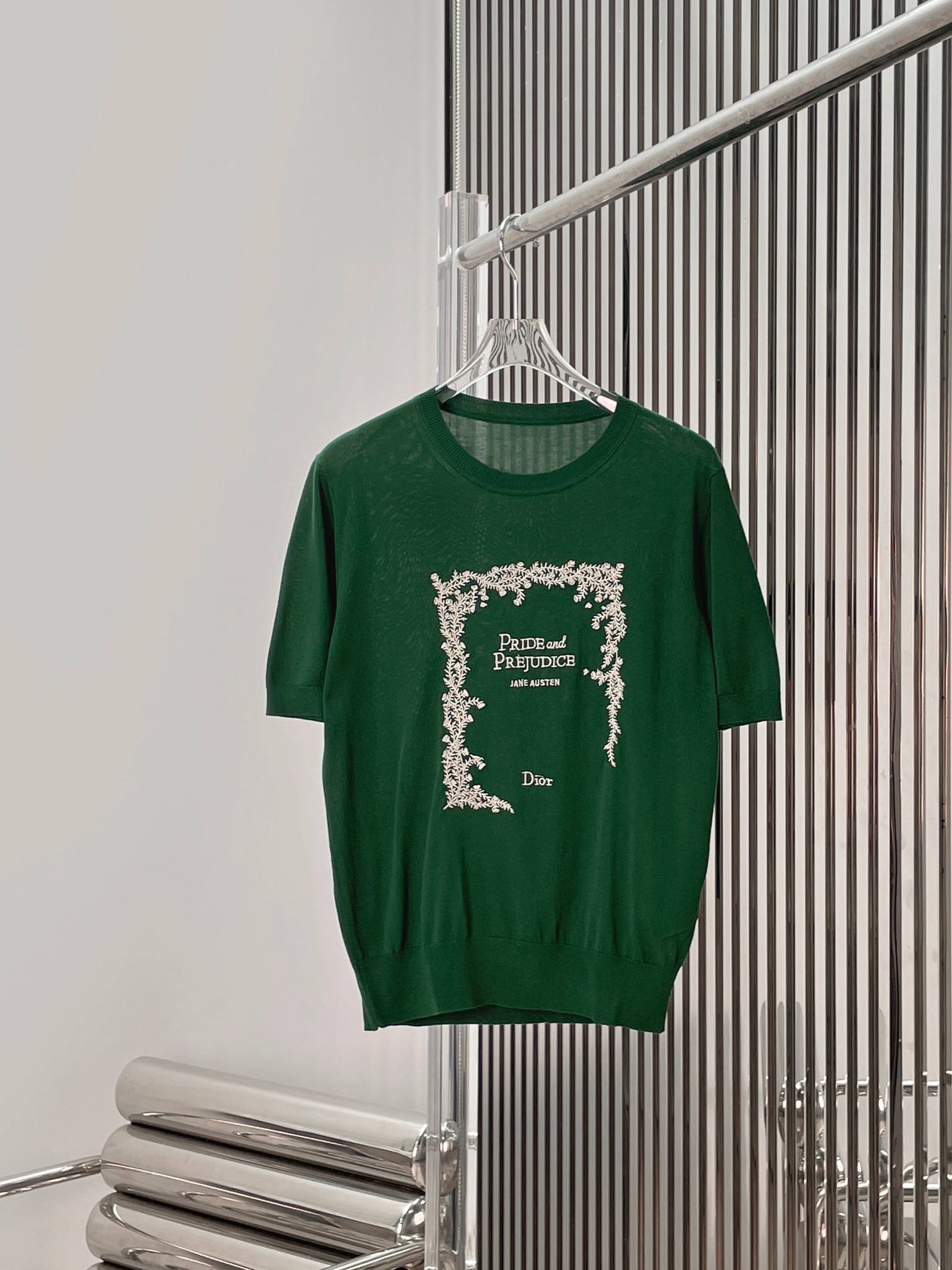NO:890539,[Love] New style [Love]!  The latest D 26NEW retro vine embroidered round neck knitted short-sleeved top. Size SML.,,T-shirt,19860909[爱心]新款[爱心]！最新D 26NEW 复古藤蔓刺绣圆领针织短袖上衣.尺码SML.,,T-shirt,,Women's clothing