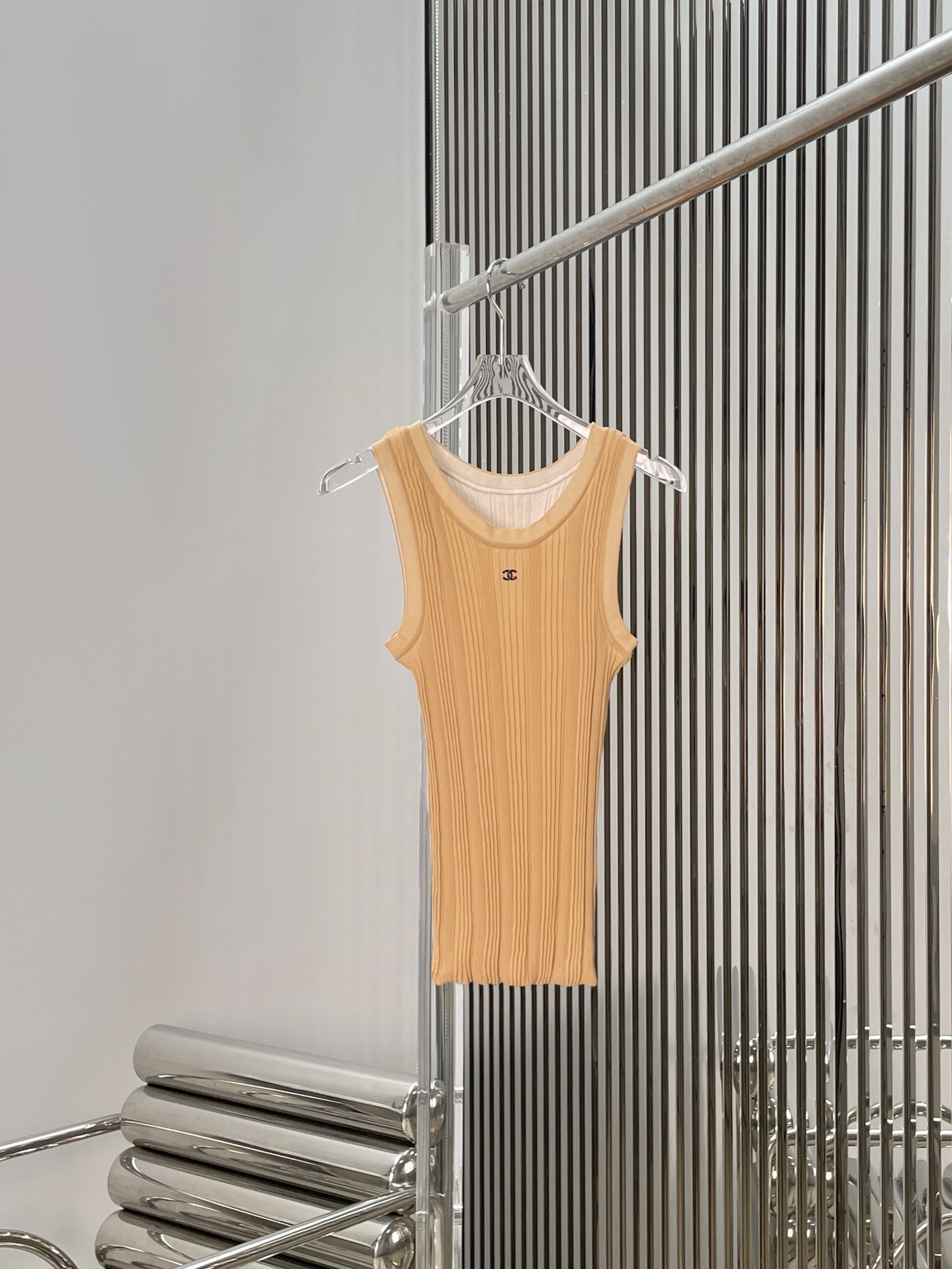 NO:890544,[Love] New style [Love]!  The latest CH 26NEW Xiaoxiangfeng pit round neck knitted vest top. Size SML.,,19860909[爱心]新款[爱心]！最新CH 26NEW 小香风坑条圆领针织背心上衣.尺码SML.,,,Women's clothing