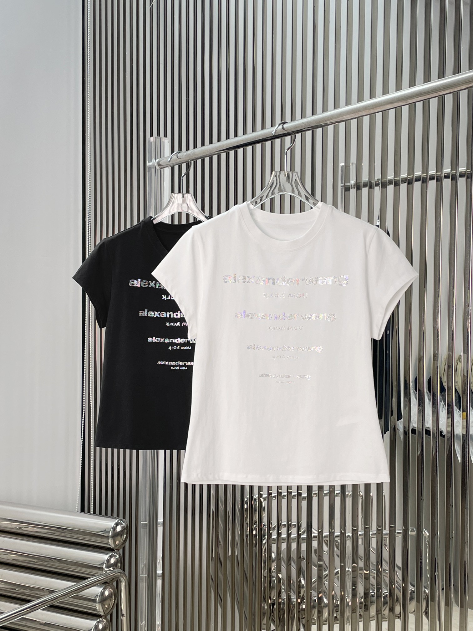 NO:890517,[Love] New style [Love]! Latest AW 26NEW American hot girl lettering hot diamond short-sleeved T-shirt top. Color black, white. Size XS SML.,, T-shirt, tees, t-shirt,19860909[爱心]新款[爱心]!最新AW 26NEW 美式辣妹字母烫钻短袖T恤上衣.颜色黑、白.尺码XS SML.,,T-shirt,tees，t-shirt,,Women's clothing