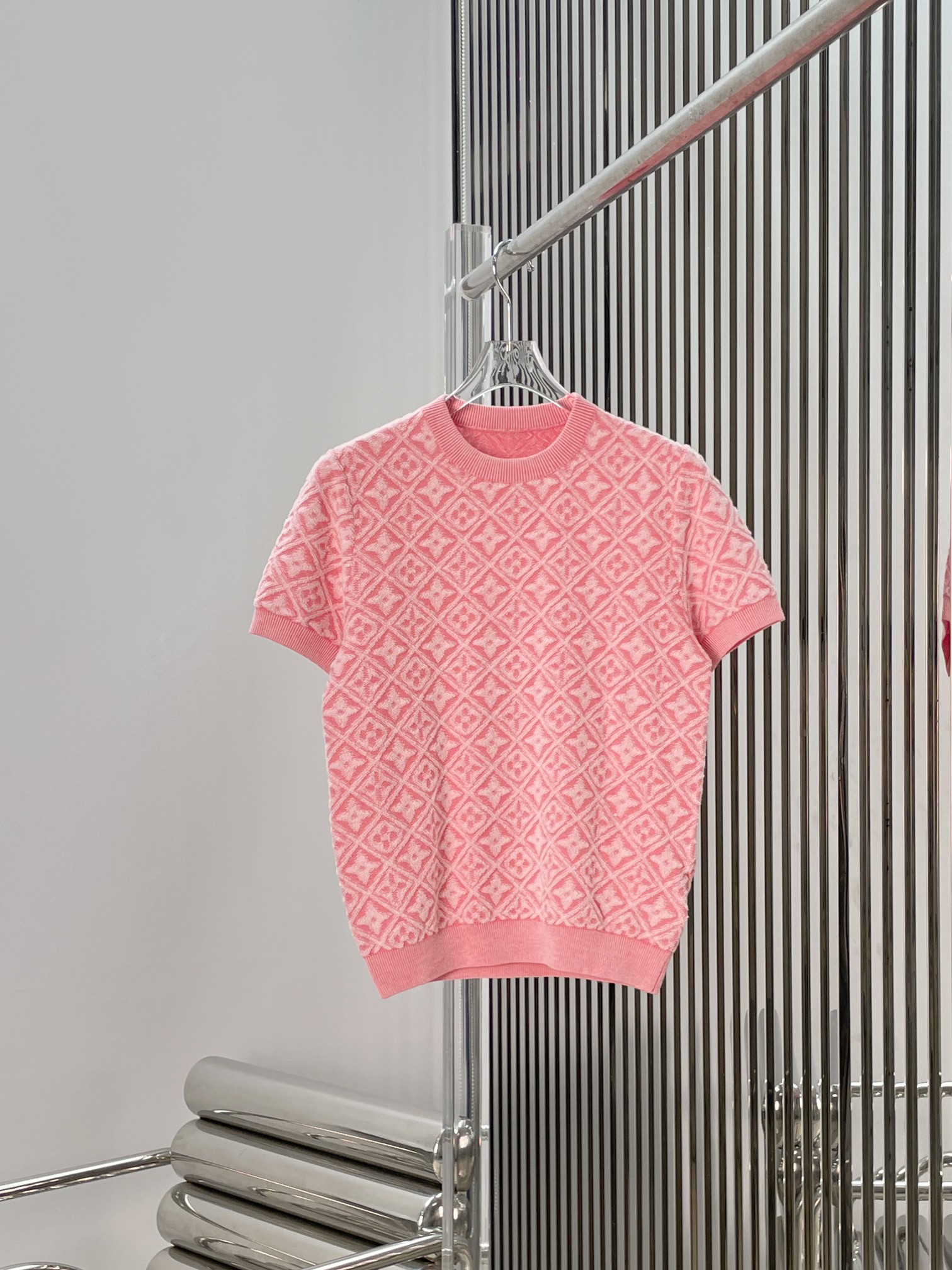 NO:891323,[Love] New style [Love]!  The latest LV 26NEW embossed presbyopia round neck short-sleeved knitted top. Size SML.,,louis vuitton,T-shirt,19860909[爱心]新款[爱心]！最新LV 26NEW 浮雕老花圆领短袖针织上衣.尺码SML.,,louis vuitton,T-shirt,,Women's clothing