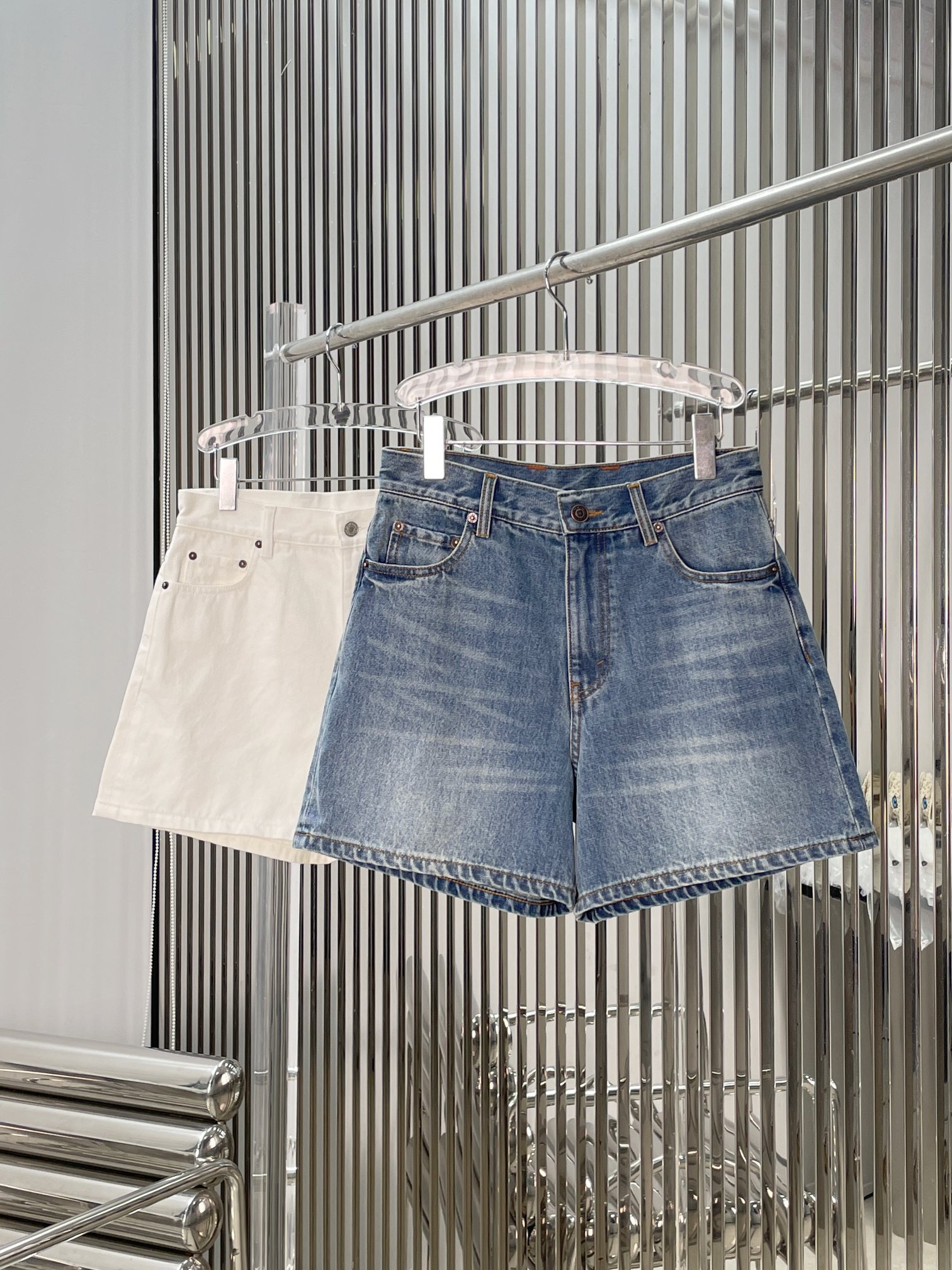 NO:891311,[Love] New style [Love]!  The latest CE 26NEW Arc de Triomphe classic versatile high-waisted A-line denim shorts. Color blue, white. Size XS SML.,,shorts,19860909[爱心]新款[爱心]！最新CE 26NEW 凯旋门经典百搭高腰A字牛仔短裤.颜色蓝、白.尺码XS SML.,,shorts,,Women's clothing