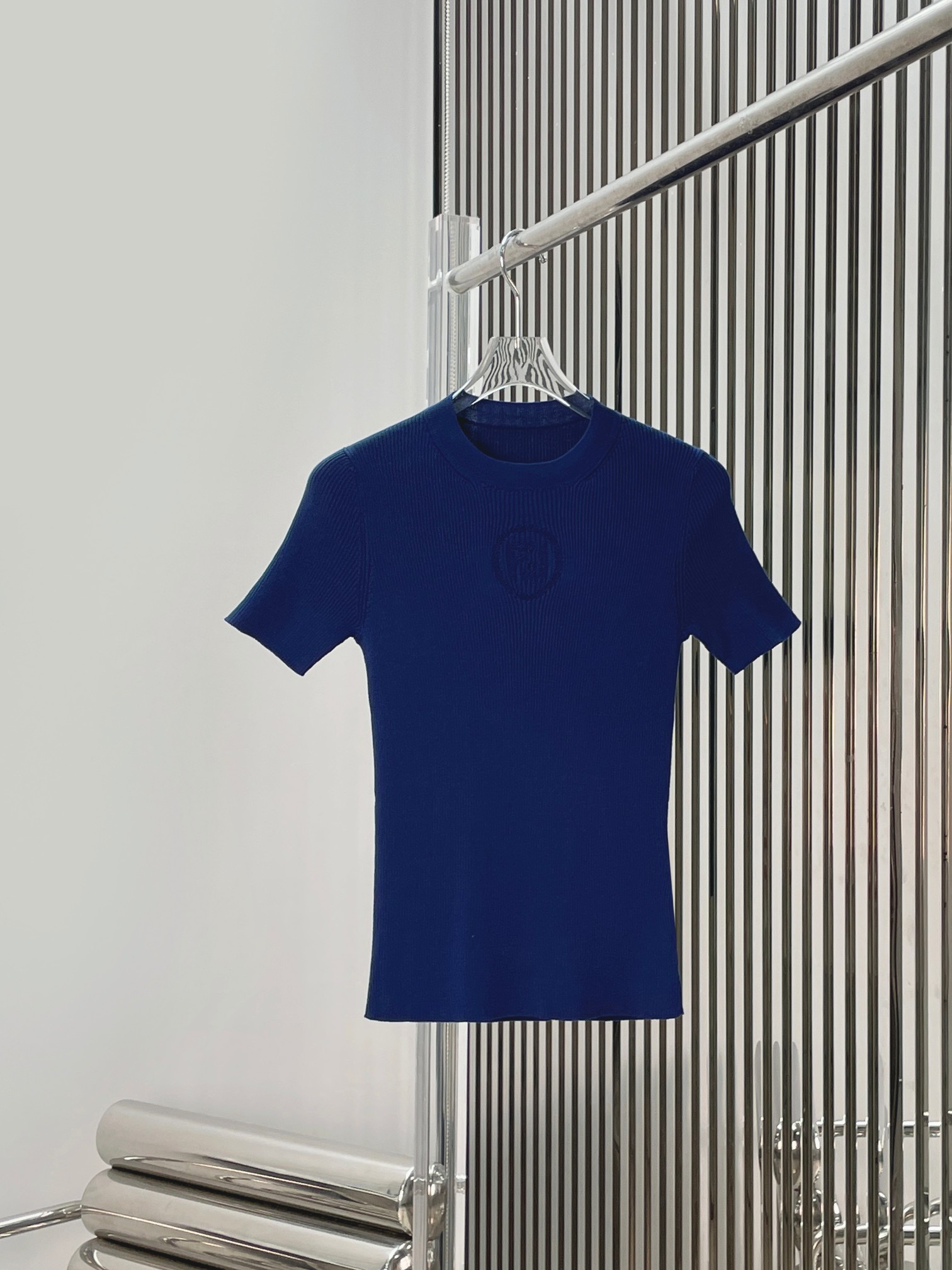 NO:891305,[Love] New style [Love]!  The latest FD 26NEW logo jacquard round neck knitted slim short-sleeved top. Size SML.,,T-shirt,19860909[爱心]新款[爱心]！最新FD 26NEW 徽标提花圆领针织修身短袖上衣.尺码SML.,,T-shirt,,Women's clothing