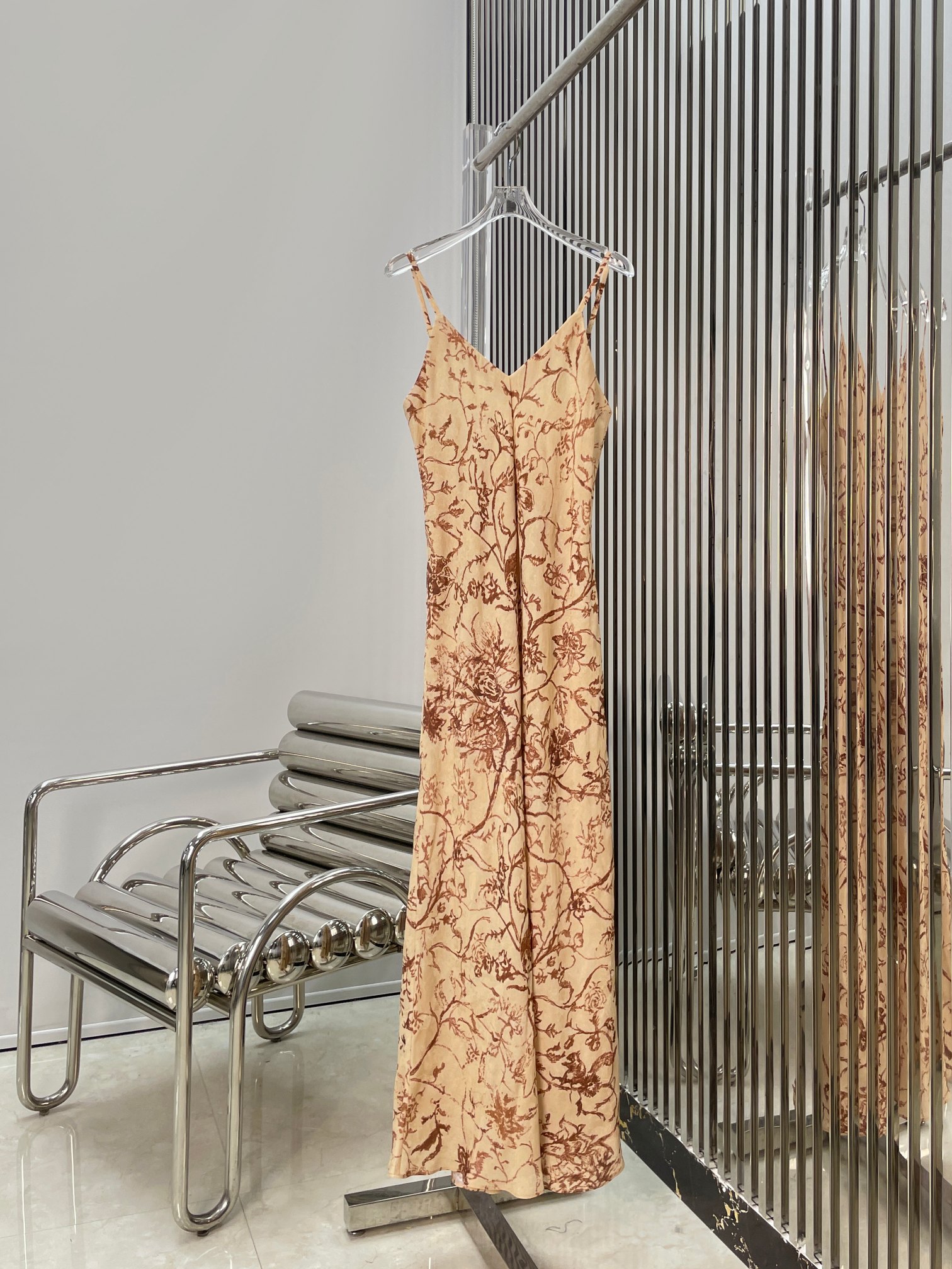 NO:892026,[Love] New style [Love]!  The latest LP 26NEW retro printed temperament V-neck suspender dress. Size: XS SML.,,loro piana,skirts,19860909[爱心]新款[爱心]！最新LP 26NEW 复古印花气质V领吊带连衣裙.尺码:XS SML.,,loro piana,skirts,,Women's clothing