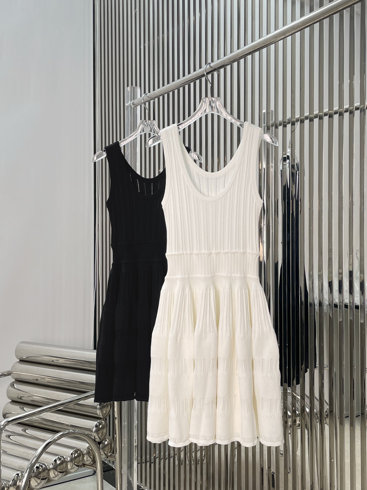 NO:892040,[Love] New style [Love]!  The latest ALA 26NEW French hollow waist knitted vest dress. Color white, black. Size SML.,,skirts,19860909[爱心]新款[爱心]！最新ALA 26NEW 法式镂空收腰针织背心连衣裙.颜色白、黑.尺码SML.,,skirts,,Women's clothing