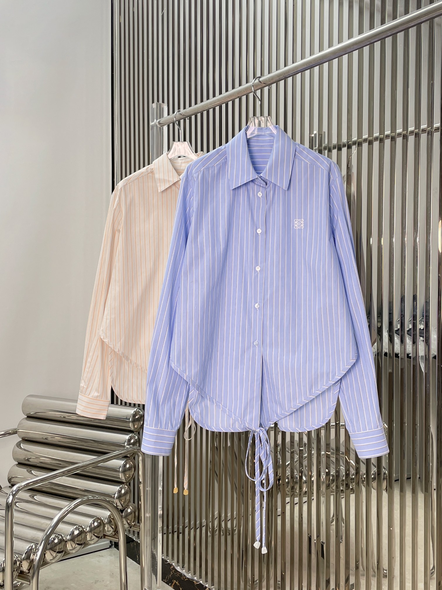 NO:892020,[Love] New style [Love]!  The latest LOE 26NEW lapel embroidered striped strap long-sleeved shirt. Color blue, apricot. Size XS SML.,,loewe,shirts,19860909[爱心]新款[爱心]！最新 LOE 26NEW 翻领刺绣条纹绑带长袖衬衫.颜色蓝、杏.尺码XS SML.,,loewe,shirts,,Women's clothing
