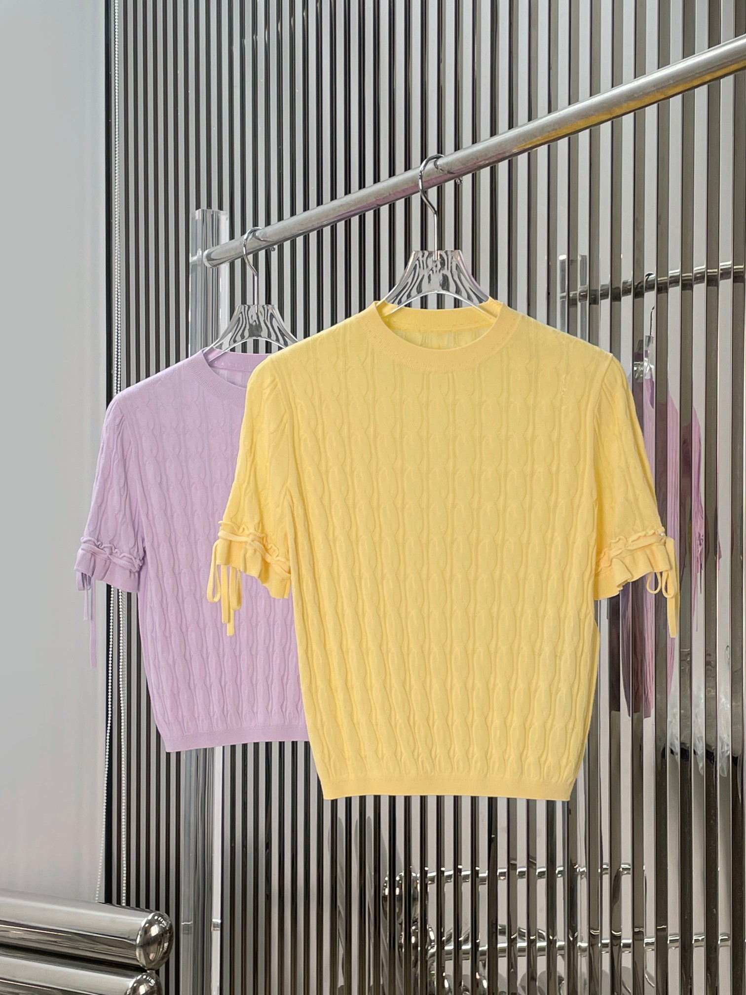 NO:892037,[Love] New style [Love]!  The latest GU 26NEW three-dimensional cable cuff lace-up short-sleeved knitted top. Color yellow, purple. Size SML.,,T-shirt,19860909[爱心]新款[爱心]！最新GU 26NEW 立体绞花袖口系带短袖针织上衣.颜色黄、紫.尺码SML.,,T-shirt,,Women's clothing