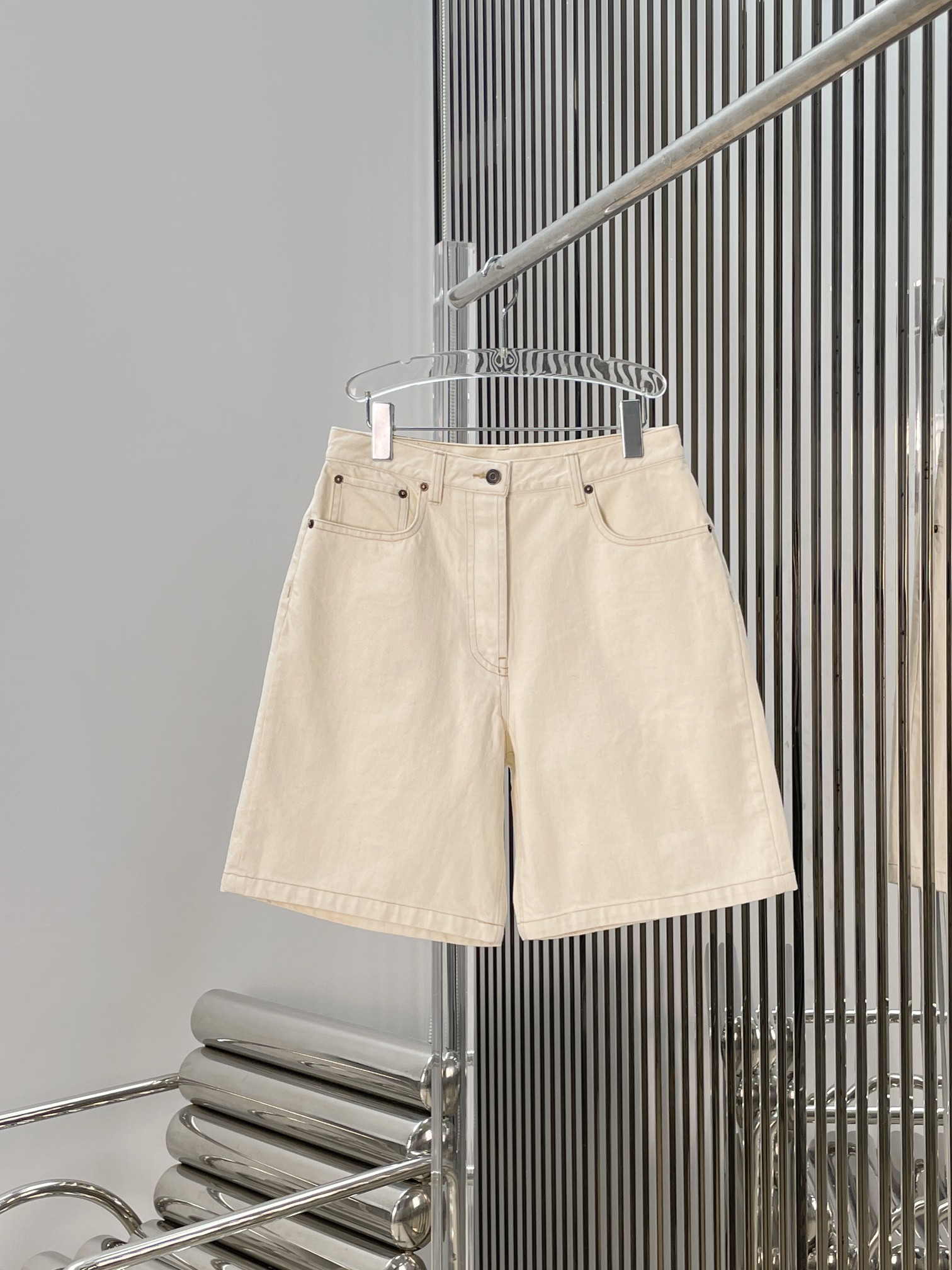 NO:892017,[Love] New style [Love]!  The latest PR 26NEW casual high-waisted denim shorts with logo letters. Size XS SML.,,shorts,19860909[爱心]新款[爱心]！最新PR 26NEW logo字母休闲高腰牛仔短裤.尺码XS SML.,,shorts,,Women's clothing