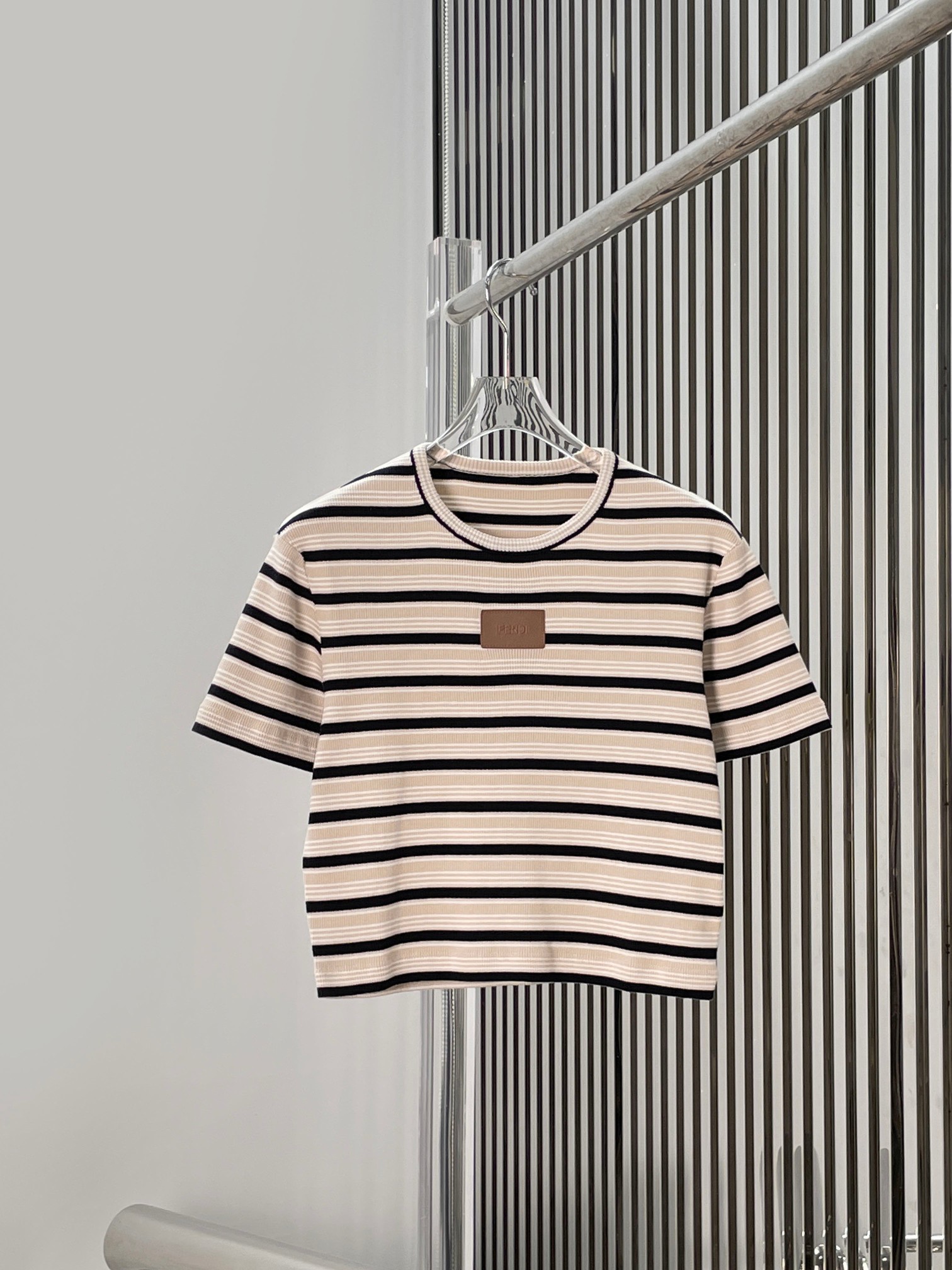 NO:892652,[Love] New style [Love]!  The latest FD 26NEW short-sleeved top with color block striped leather label decoration. Size SML.,,T-shirt,19860909[爱心]新款[爱心]！最新FD 26NEW 拼色条纹皮标装饰短款短袖上衣.尺码SML.,,T-shirt,,Women's clothing