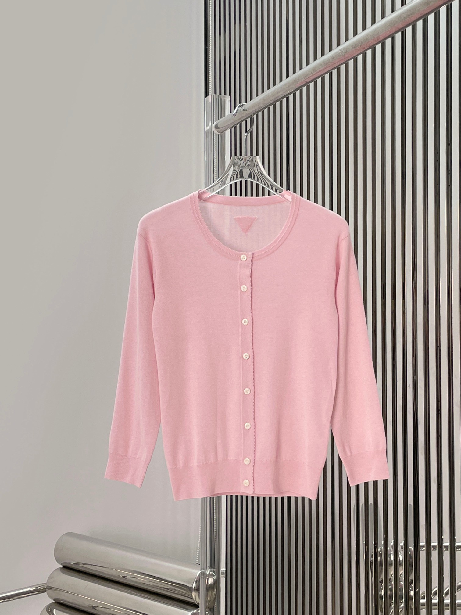 NO:892639,[Love] New style [Love]!  The latest PR 26NEW triangle logo long-sleeved knitted cardigan. Size SML.,,19860909[爱心]新款[爱心]！最新PR 26NEW 三角标长袖针织开衫.尺码 SML.,,,Women's clothing
