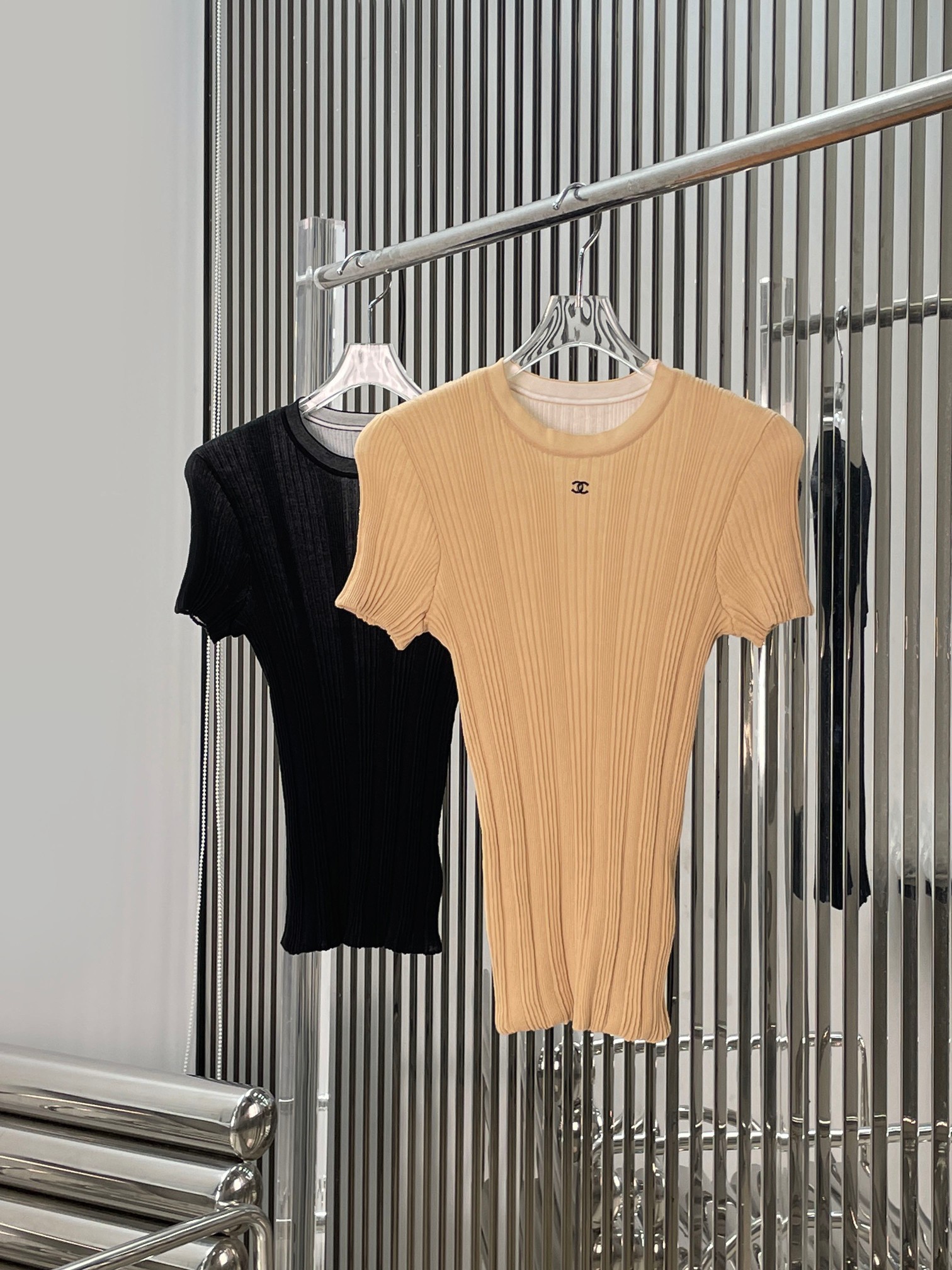 NO:892645,[Love] New style [Love]!  The latest CH 26NEW Xiaoxiangfeng striped round neck knitted short-sleeved top. Color apricot, black. Size SML.,,T-shirt,19860909[爱心]新款[爱心]！最新CH 26NEW 小香风坑条圆领针织短袖上衣.颜色杏、黑.尺码SML.,,T-shirt,,Women's clothing