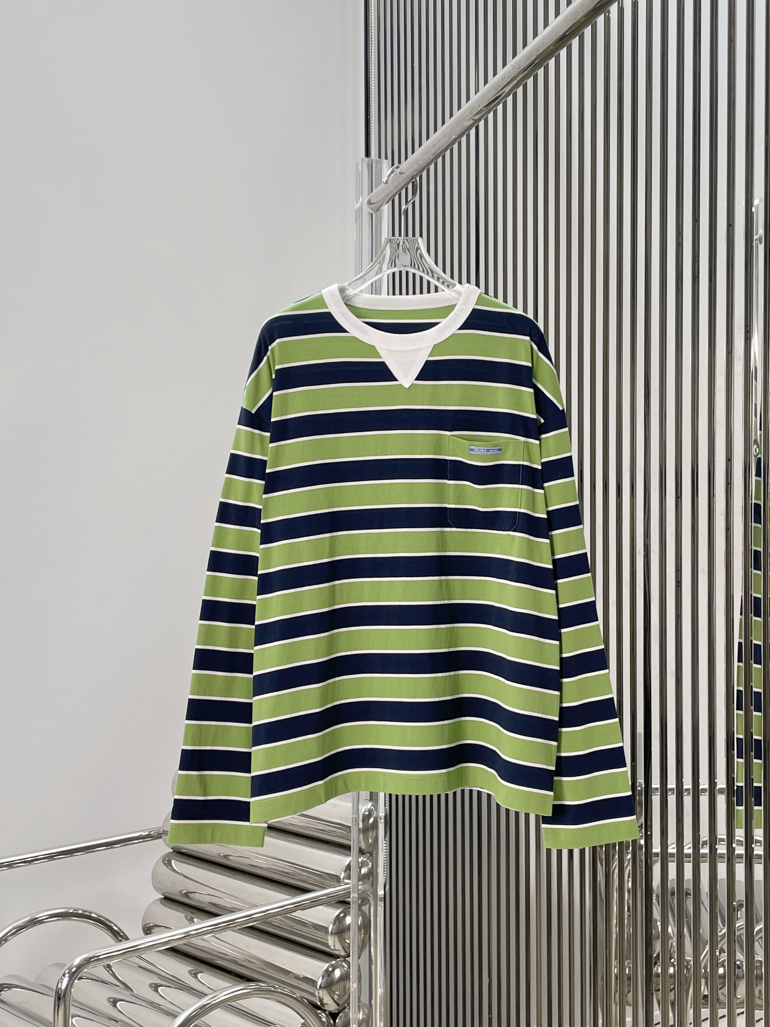 NO:892651,[Love] New style [Love]!  The latest PR 26NEW letter logo patch contrasting striped long-sleeved T-shirt top. Size XS SML.,,tees,t-shirt,19860909[爱心]新款[爱心]！最新PR 26NEW 字母徽标贴饰撞色条纹长袖T恤上衣.尺码XS SML.,,tees，t-shirt,,Women's clothing