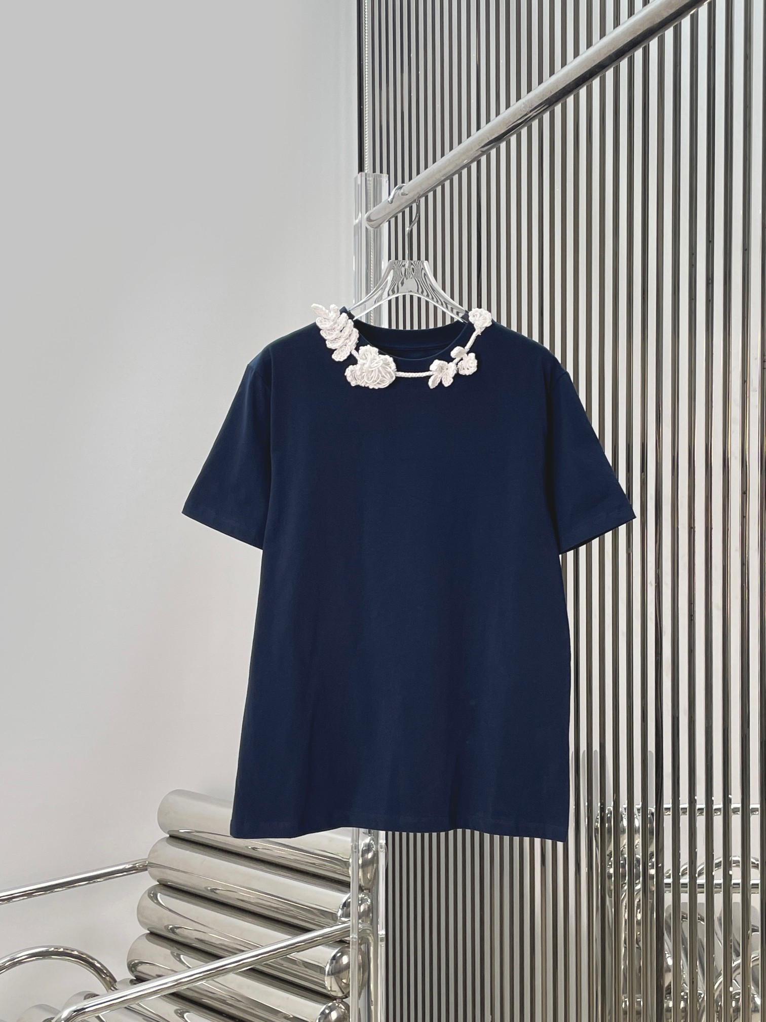 NO:892640,[Love] New style [Love]!  The latest LOE 26NEW woven floral collar decorated short-sleeved T-shirt. Size XS SML.,,loewe,T-shirt,tees,t-shirt,19860909[爱心]新款[爱心]！最新 LOE 26NEW 编织花领装饰短袖T恤.尺码XS SML.,,loewe,T-shirt,tees，t-shirt,,Women's clothing