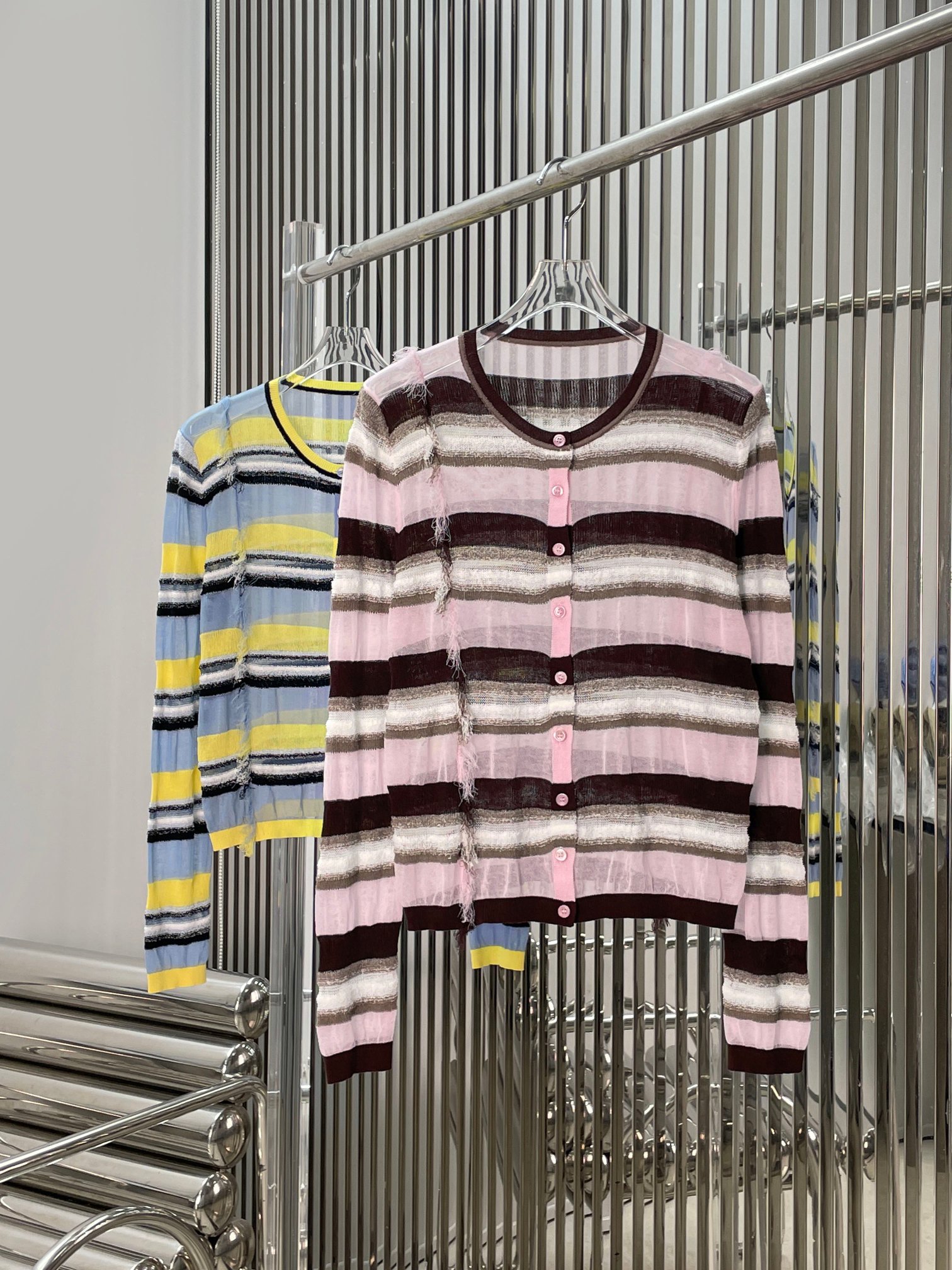 NO:892635,Cardigan vest [love] new style [love]!  The latest LOE 26NEW color-blocked striped raw edge tassel knitted two-piece set, vest + cardigan. Colors: brown with purple, yellow with blue.,,loewe,19860909开衫 背心 [爱心]新款[爱心]！最新 LOE 26NEW 拼色条纹毛边流苏针织两件套,背心+开衫.颜色棕拼紫、黄拼蓝.,,loewe,,Women's clothing