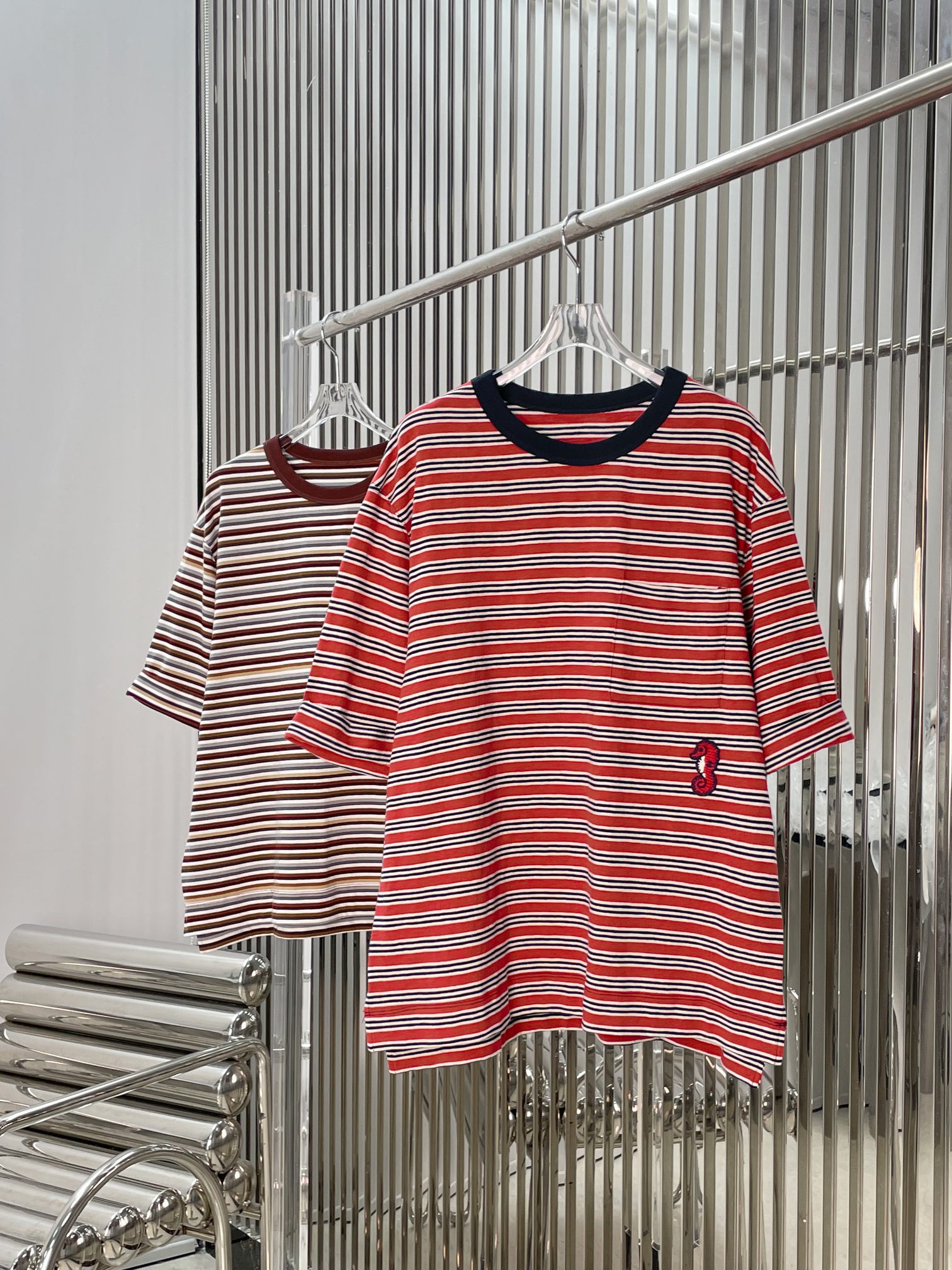 NO:893189,[Love] New style [Love]!  The latest CH 26NEW seahorse embroidery retro color block striped round neck short-sleeved T-shirt. Color brown, red. Size XS SML.,, T-shirt, tees, t-shirt,19860909[爱心]新款[爱心]！最新CH 26NEW 海马刺绣复古拼色条纹圆领短袖T恤.颜色棕、红.尺码XS SML.,,T-shirt,tees，t-shirt,,Women's clothing