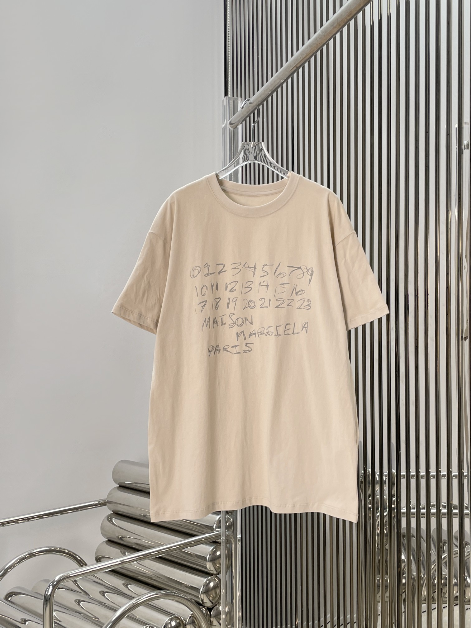 NO:893187,[Love] New style [Love]! The latest MM6 26NEW graffiti alphanumeric printed short-sleeved T-shirt. Size: XS SML XL.,, masion margiela, T-shirt, tees, t-shirt,19860909[爱心]新款[爱心]!最新MM6 26NEW 涂鸦字母数字印花短袖T恤.尺码:XS SML XL.,,masion margiela,T-shirt,tees，t-shirt,,Women's clothing