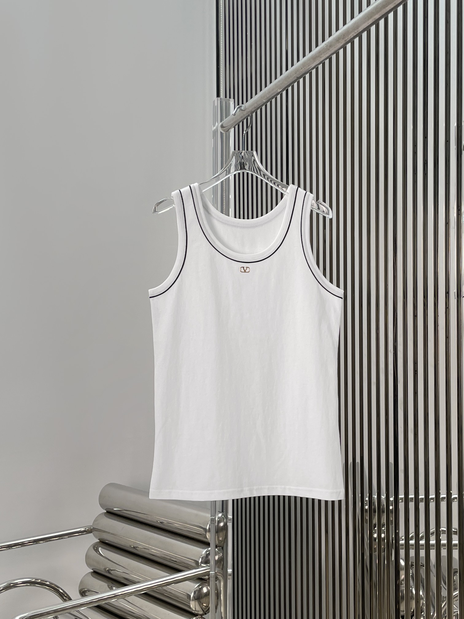 NO:893202,[Love] New style [Love]!  The latest VA 26NEW casual sleeveless vest top with color block edges. Size XS SML.,,19860909[爱心]新款[爱心]！最新VA 26NEW 拼色边休闲无袖背心上衣.尺码XS SML.,,,Women's clothing