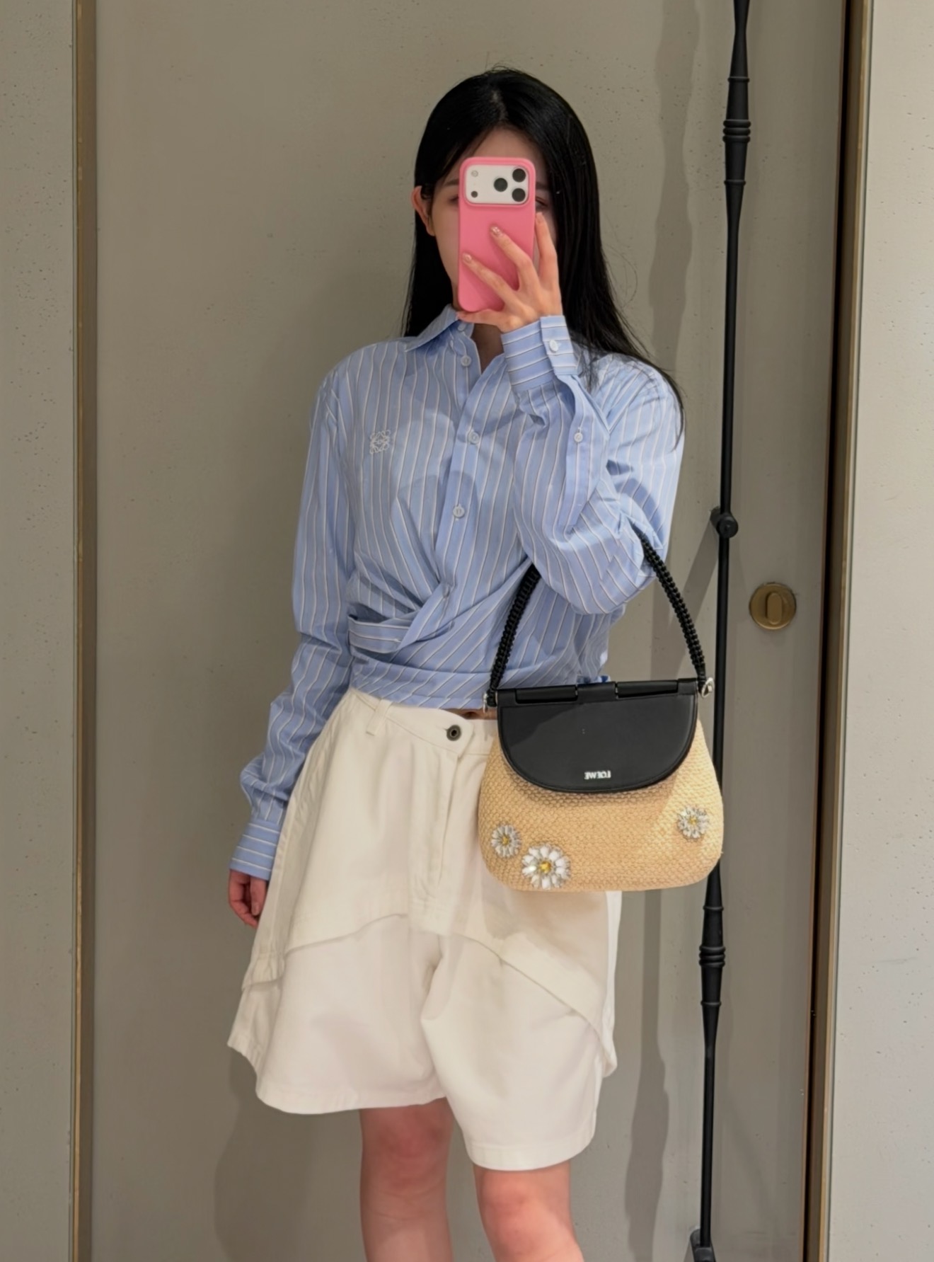 NO:893198,[Love] New style [Love]!  The latest LOE 26NEW high-waisted asymmetrical logo denim shorts. Size XS SML.,,loewe,shorts,19860909[爱心]新款[爱心]！最新 LOE 26NEW 高腰不对称徽标牛仔短裤.尺码XS SML.,,loewe,shorts,,Women's clothing