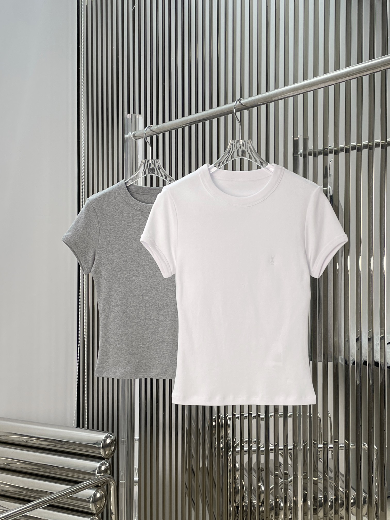 NO:893196,[Love] New style [Love]!  The latest SLP 26NEW minimalist letter embroidered short-sleeved T-shirt. Color gray, white. Size XS SML.,,loro piana,T-shirt,tees,t-shirt,19860909[爱心]新款[爱心]！最新SLP 26NEW 极简字母刺绣短袖T恤.颜色灰、白.尺码XS SML.,,loro piana,T-shirt,tees，t-shirt,,Women's clothing
