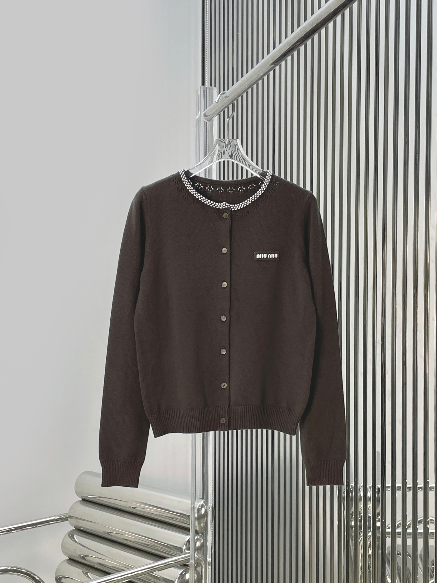 NO:893171,[Love] New style [Love]! The latest MIU 26NEW letter logo rust bead round neck knitted cardigan. Size SML.,,miumiu,19860909[爱心]新款[爱心]!最新MIU 26NEW 字母徽标锈珠圆领针织开衫.尺码SML.,,miumiu,,Women's clothing